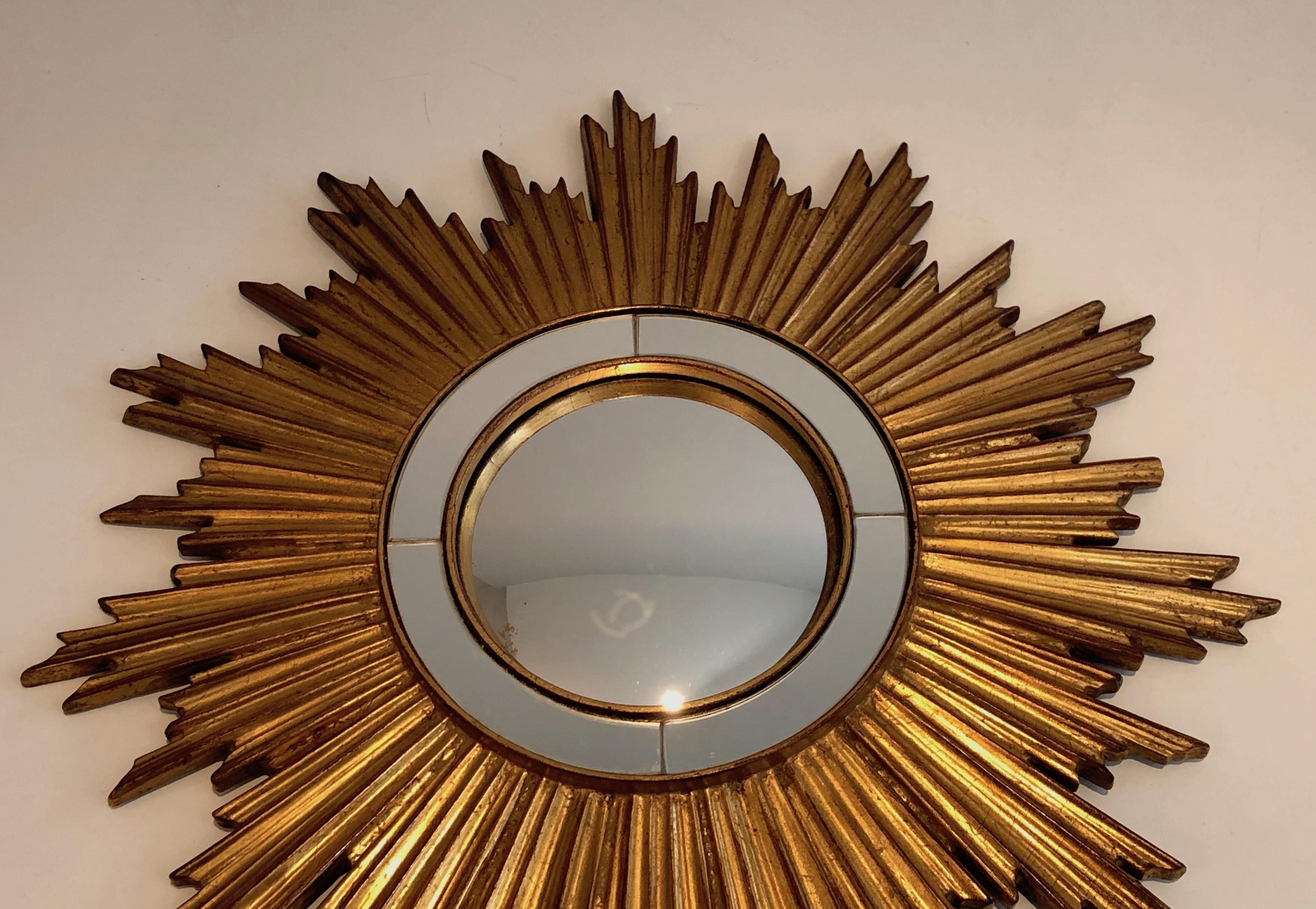 Français Miroir en résine dorée en forme de soleil en vente
