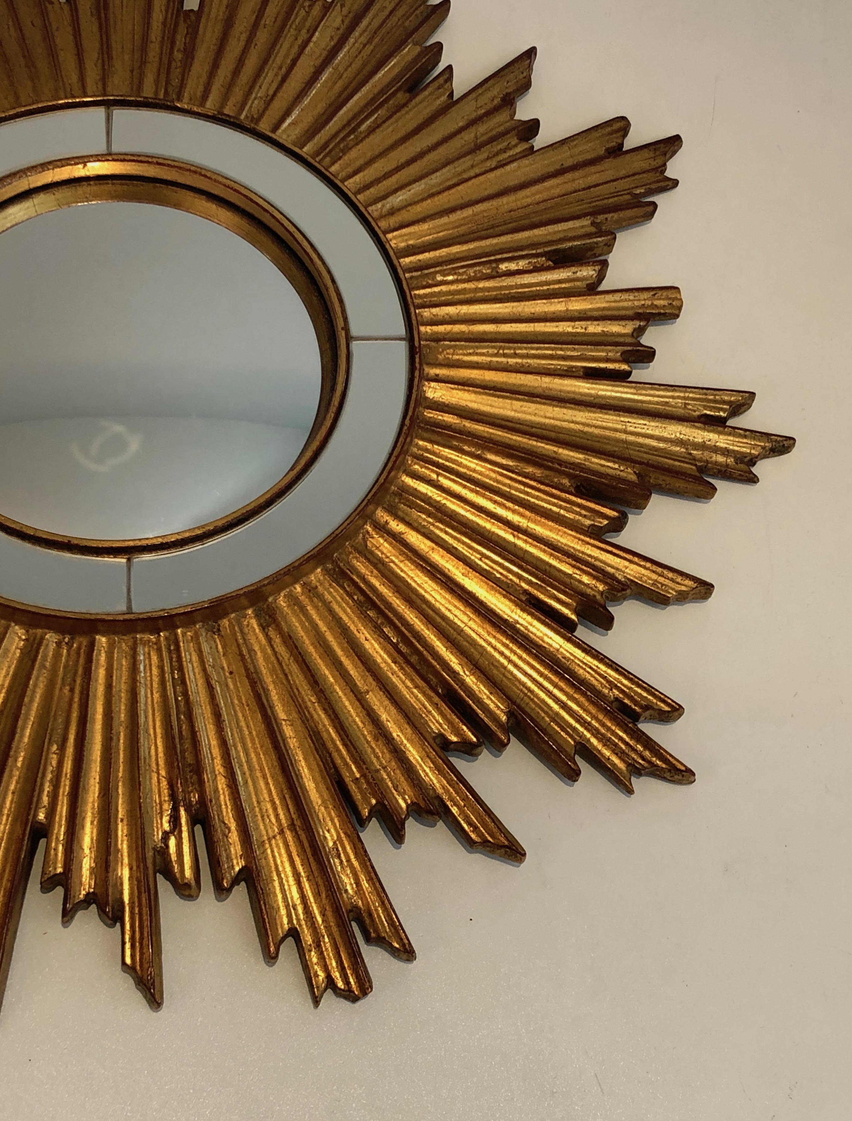 Spiegel aus vergoldetem Harz mit Sonnenschliff im Angebot 2