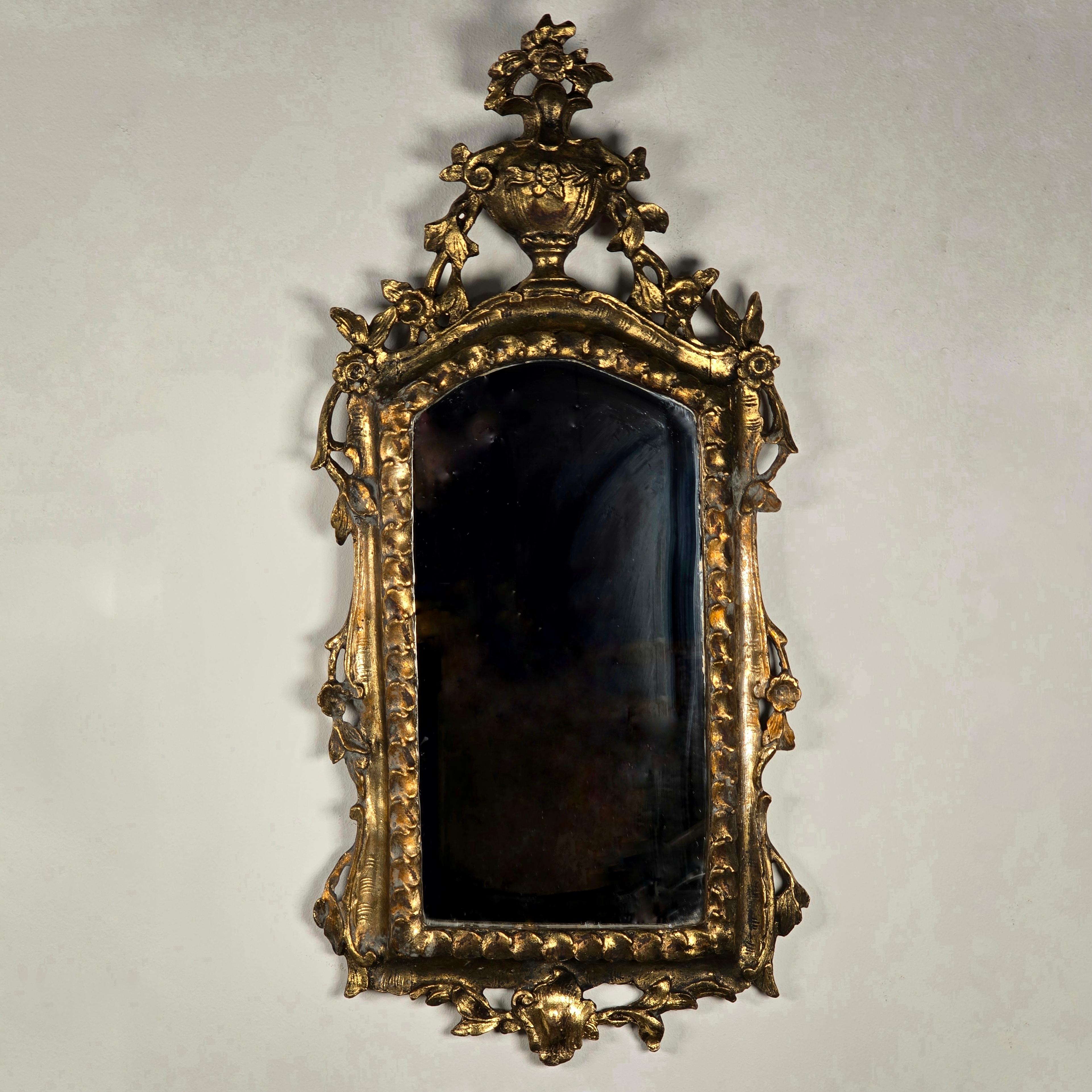 Un miroir doré finement détaillé dans le goût Rococo, produit en tant que moulage de musée de haute qualité vers les années 1940-50. Contrairement aux reproductions typiques des décorateurs, cet exemple témoigne de la fidélité et du savoir-faire