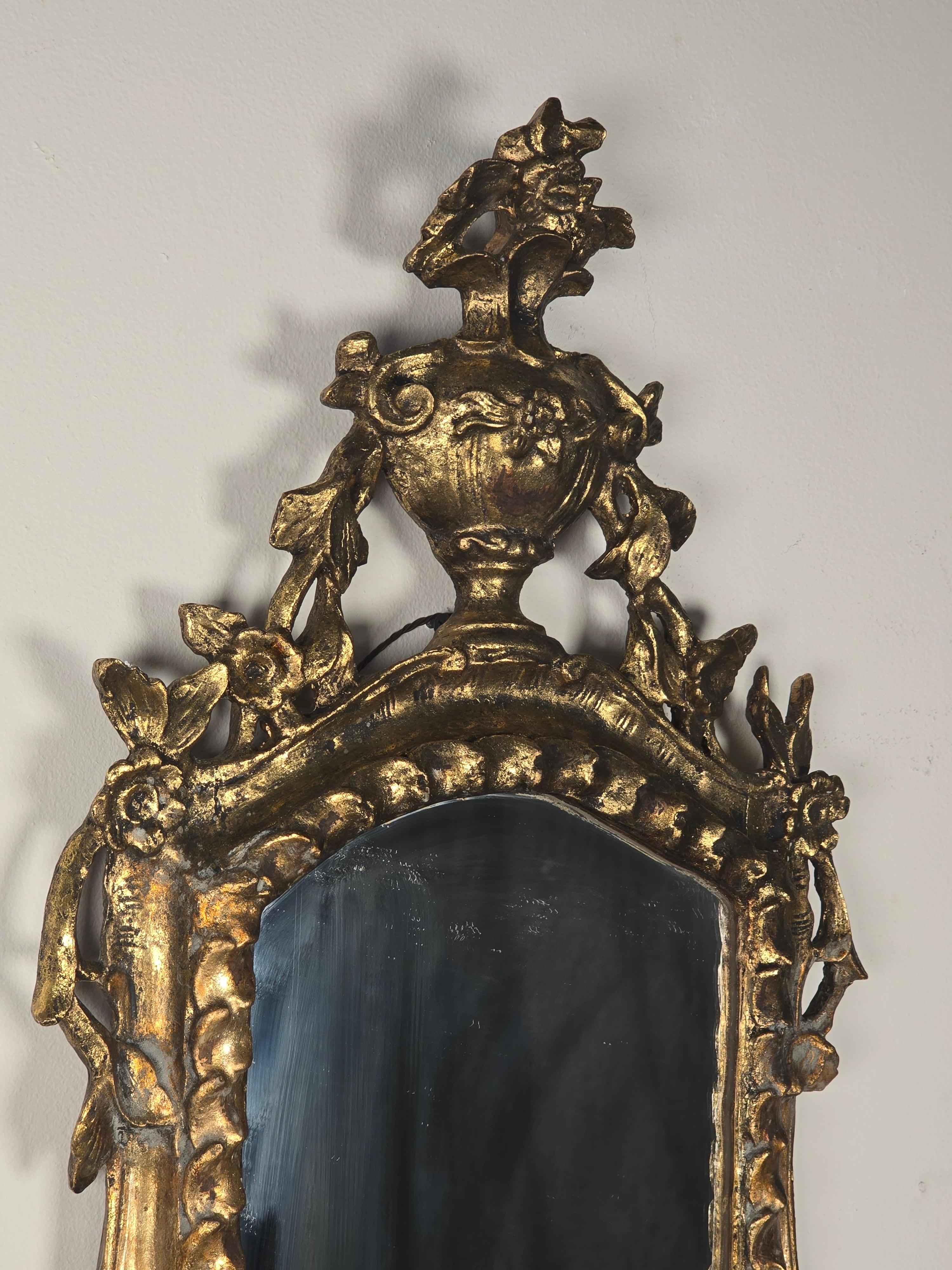 Moulage Miroir doré de style rococo, milieu du 20e siècle Fonte de musée en vente