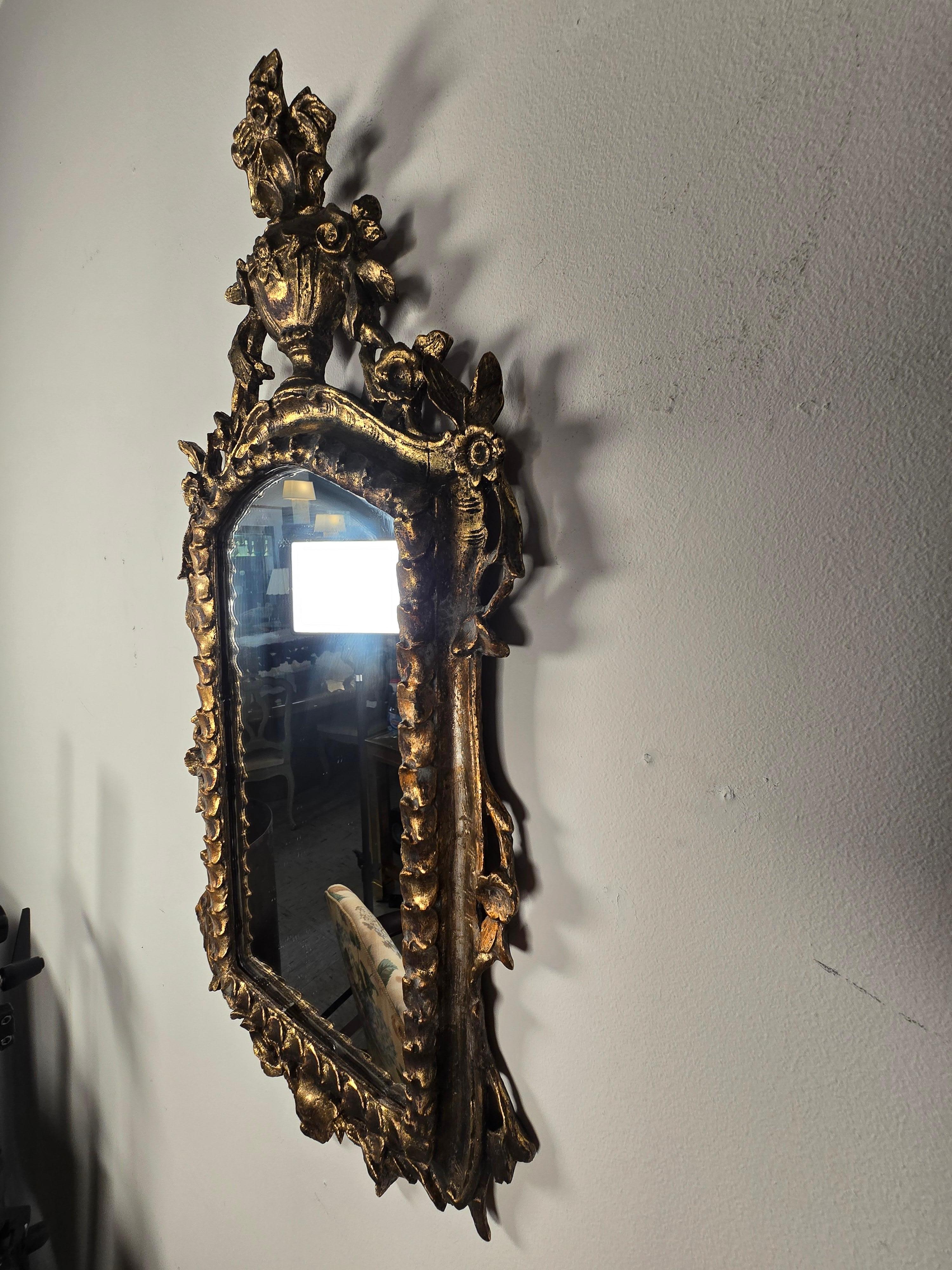 Feuille d'or Miroir doré de style rococo, milieu du 20e siècle Fonte de musée en vente