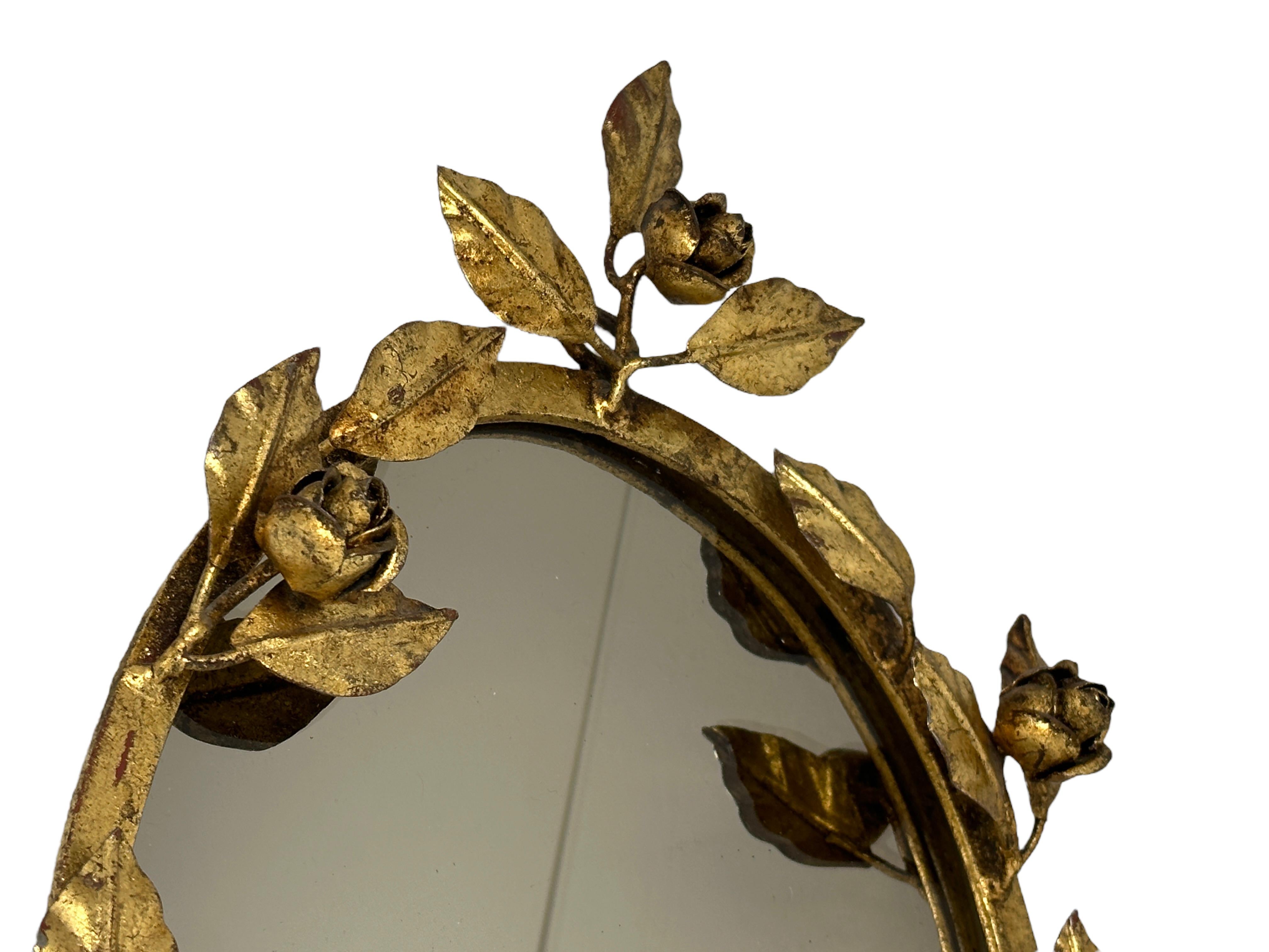 Miroir de coiffeuse Hollywood Regency en métal doré roses Tole Italie années 1960 en vente 3