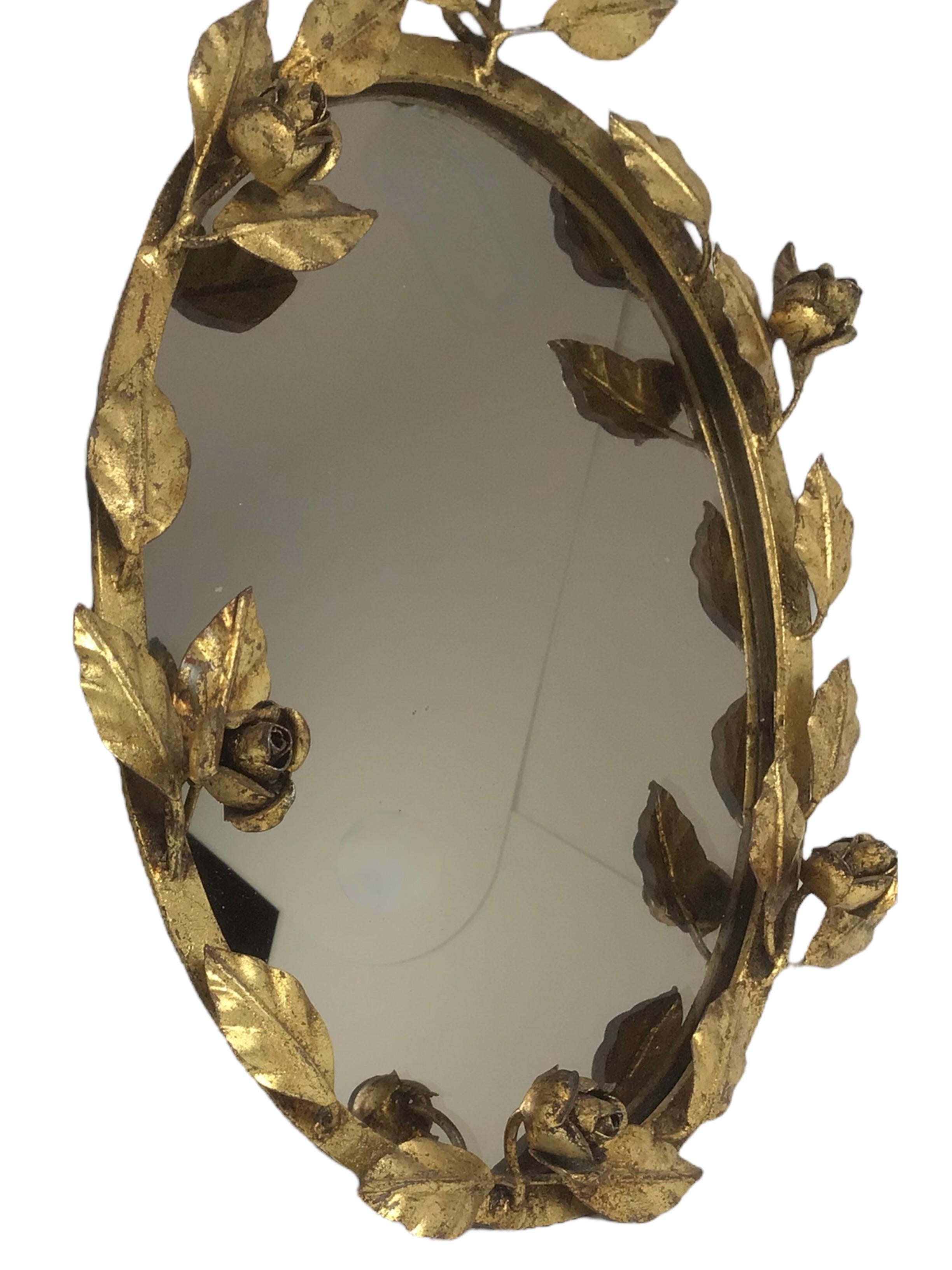 Doré Miroir de coiffeuse Hollywood Regency en métal doré roses Tole Italie années 1960 en vente