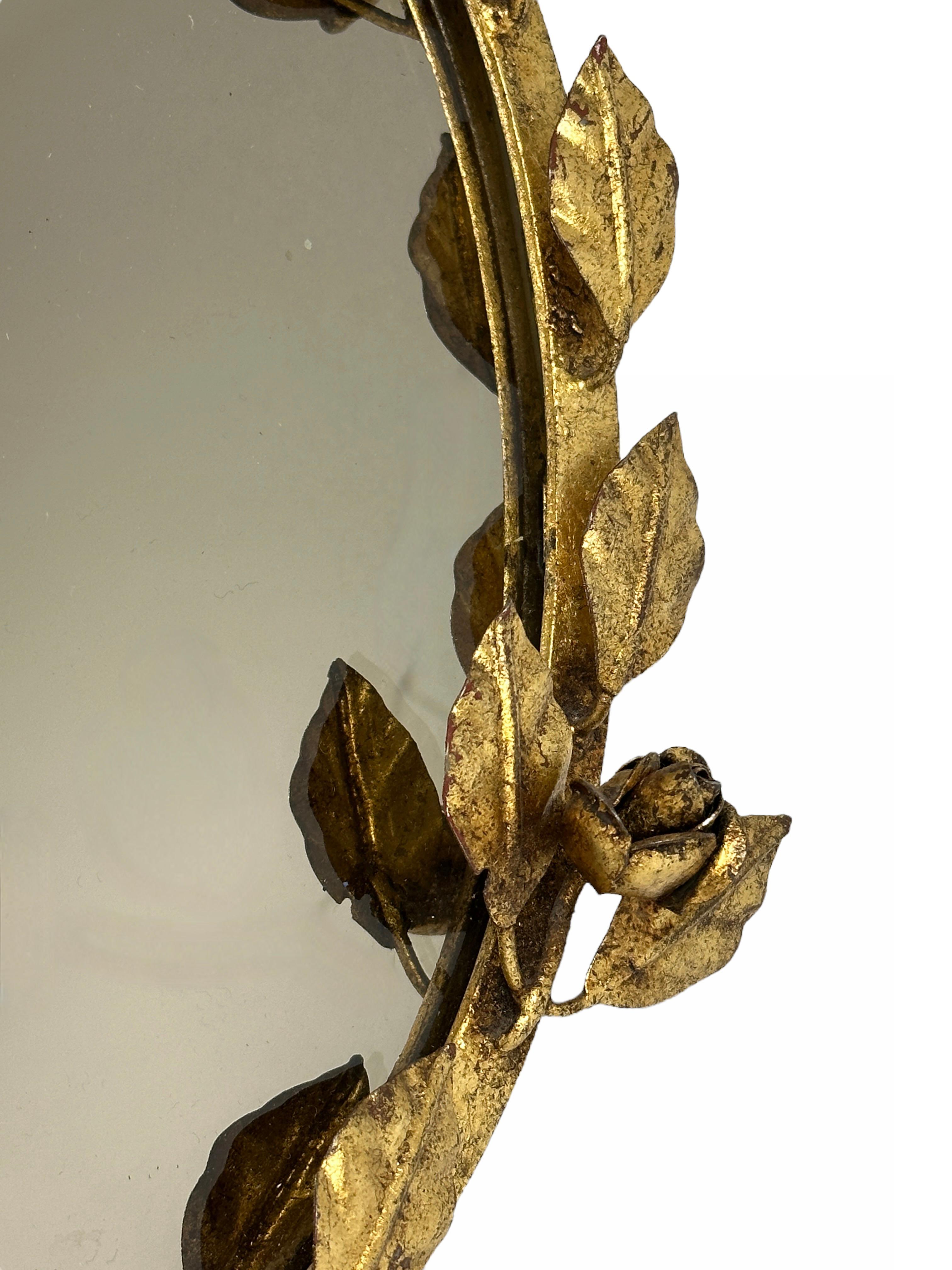 Vergoldete Rosen Metall Hollywood Regency Schminkspiegel Toleware Tole Italien 1960er Jahre (Mitte des 20. Jahrhunderts) im Angebot