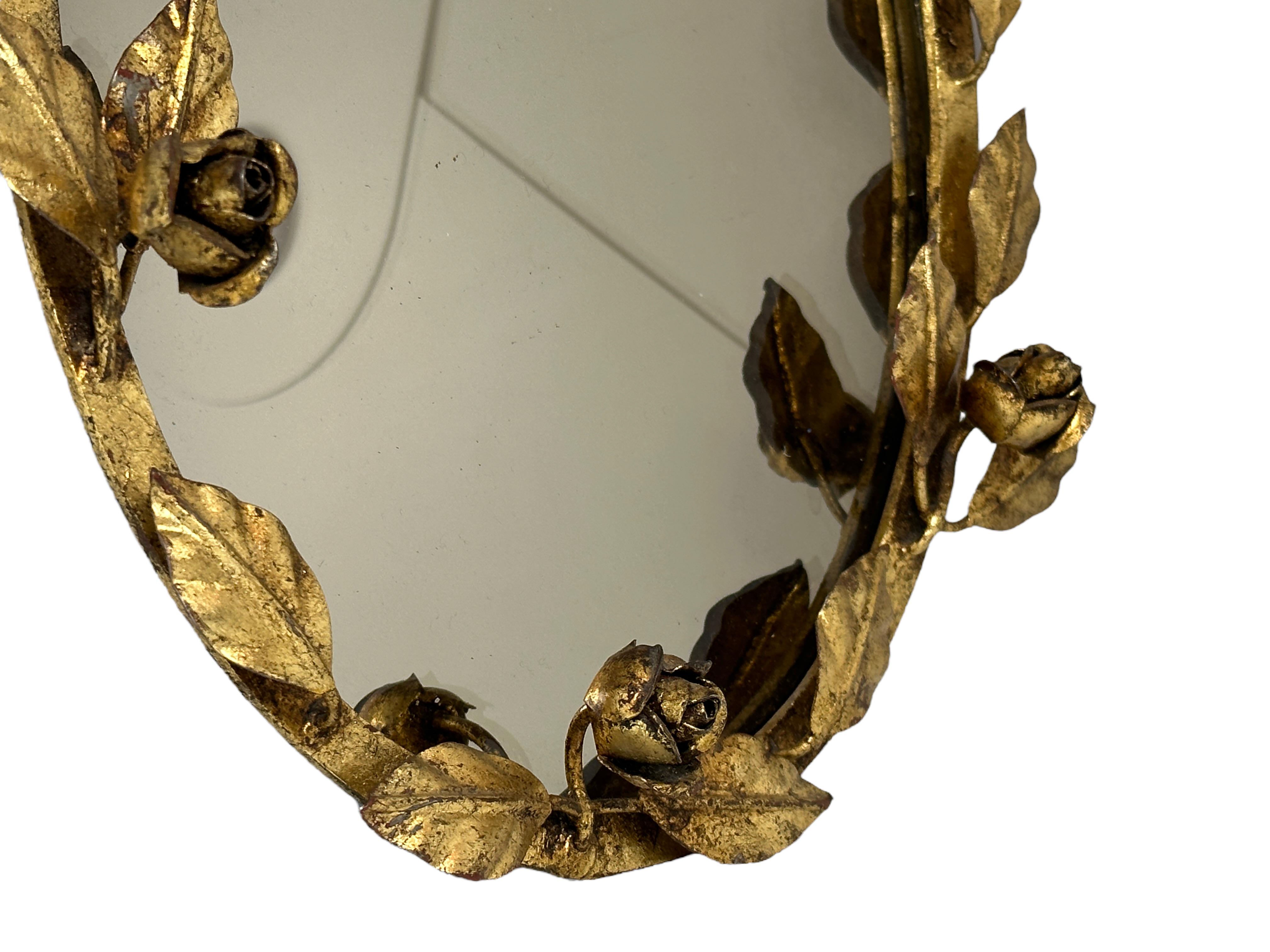 Miroir de coiffeuse Hollywood Regency en métal doré roses Tole Italie années 1960 en vente 2