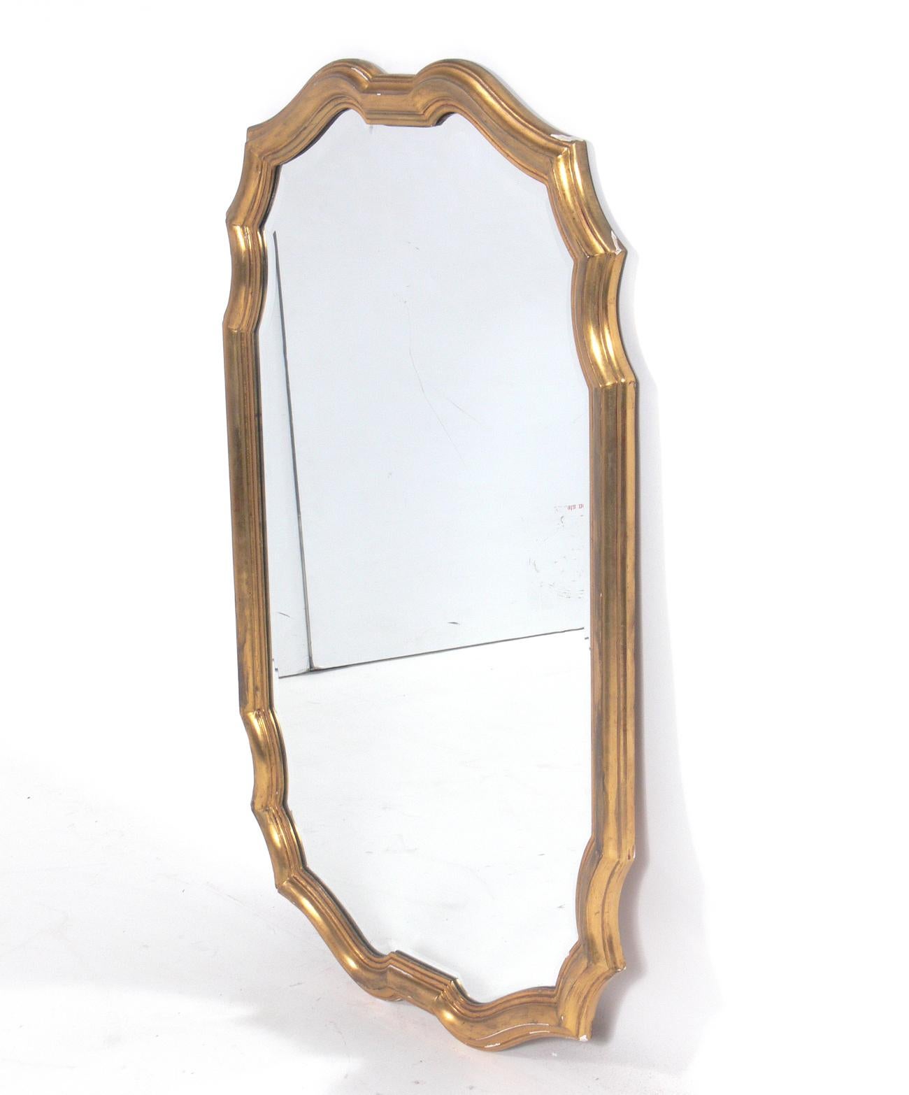 Specchio smerlato dorato, probabilmente italiano, almeno intorno agli anni '50, probabilmente precedente. Conserva una meravigliosa patina originale sulla cornice dorata e sullo specchio smussato originale.