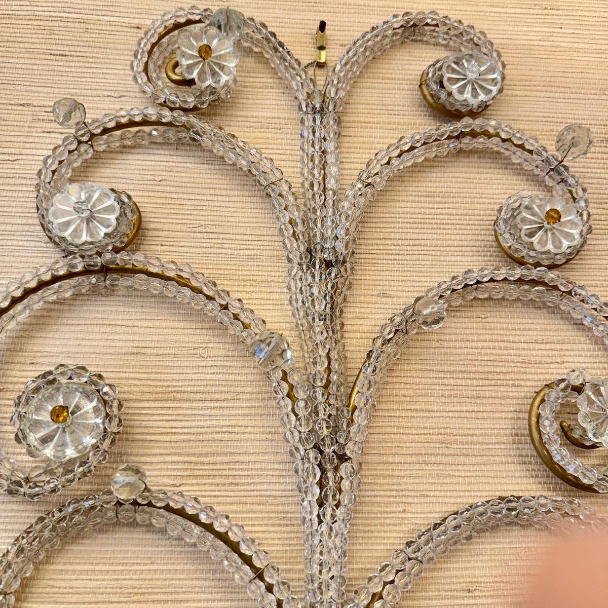 Apliques dorados con cuentas de cristal mediados del siglo XX en venta
