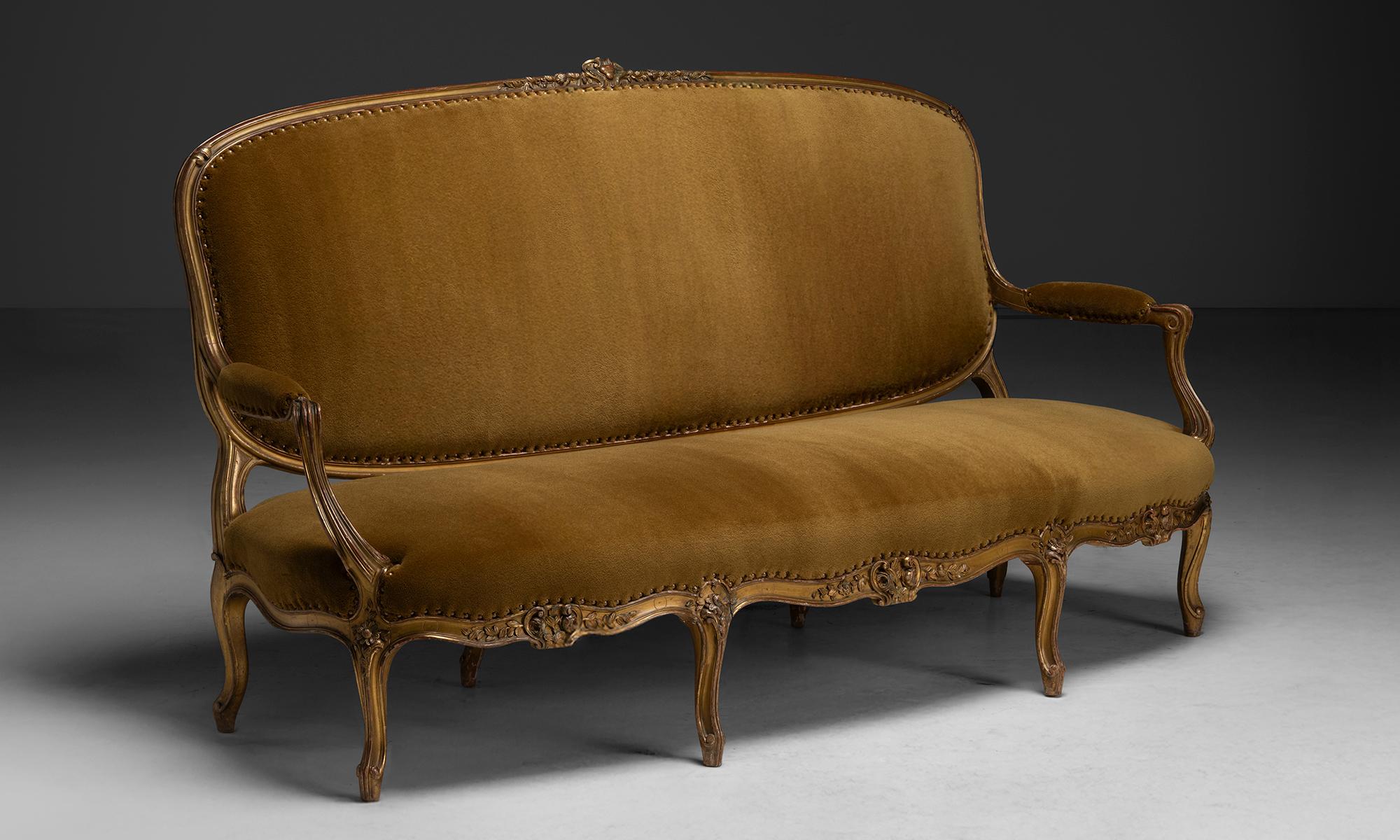 Francia, 1900
Sillón de madera dorada tallada con motivo floral, barandilla de asiento serpentina, patas cabriolé y brazos en volutas. Recién tapizada en terciopelo de lana Pierre Frey.
80 