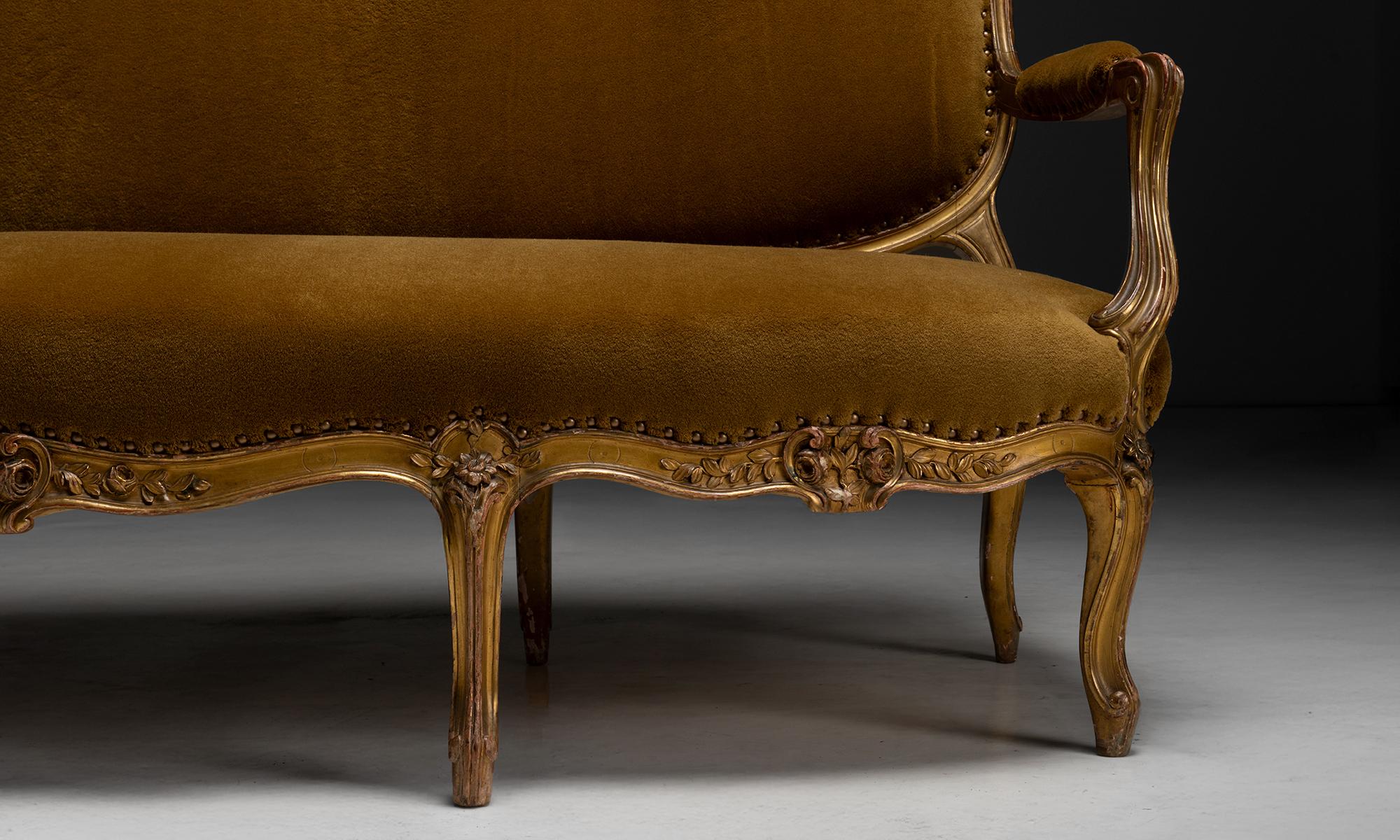 Sofá dorado, Francia circa 1900 principios del siglo XX en venta