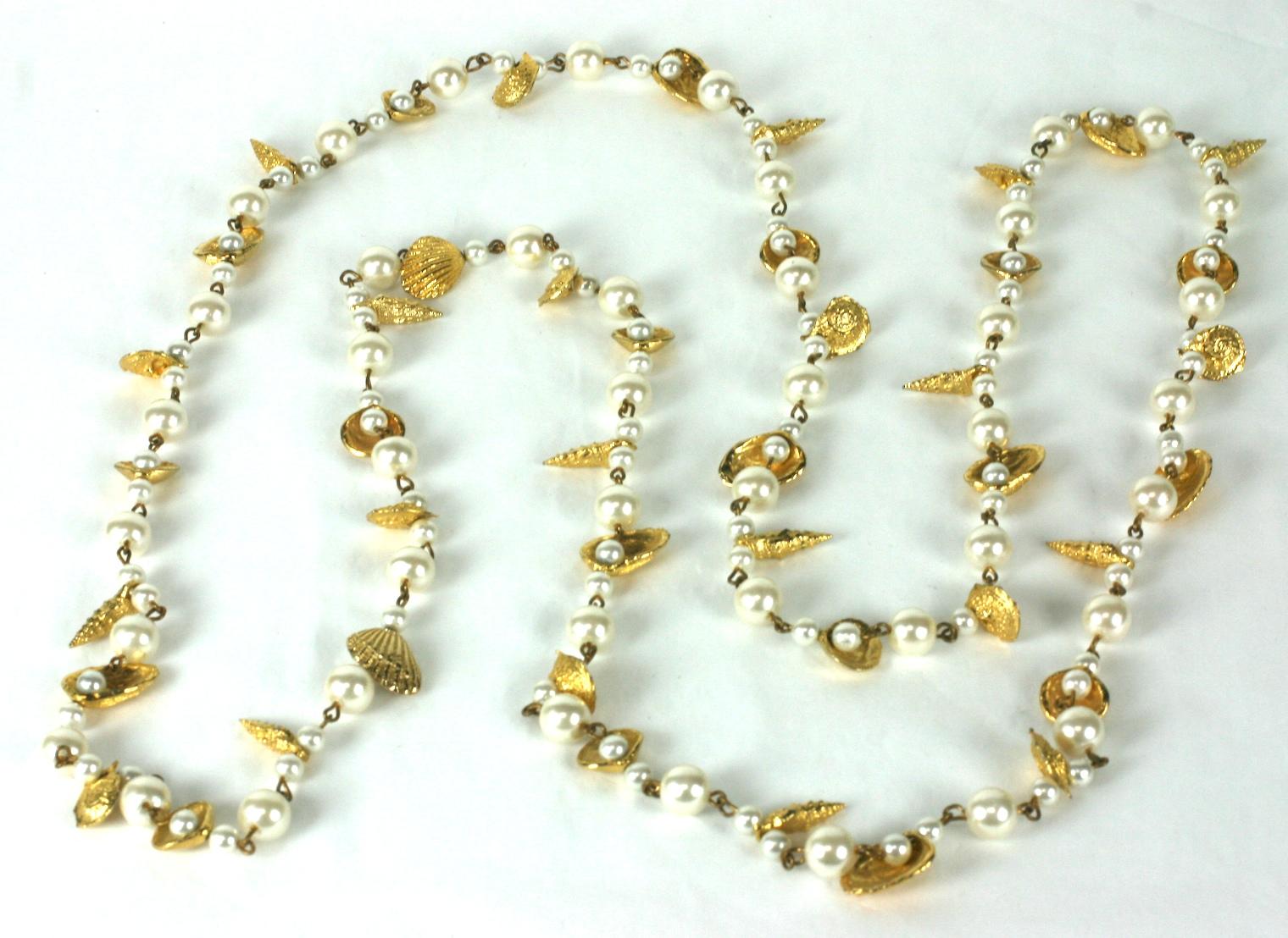 Gilt Shell and Faux Pearl Lariat In Excellent Condition For Sale In New York, NY