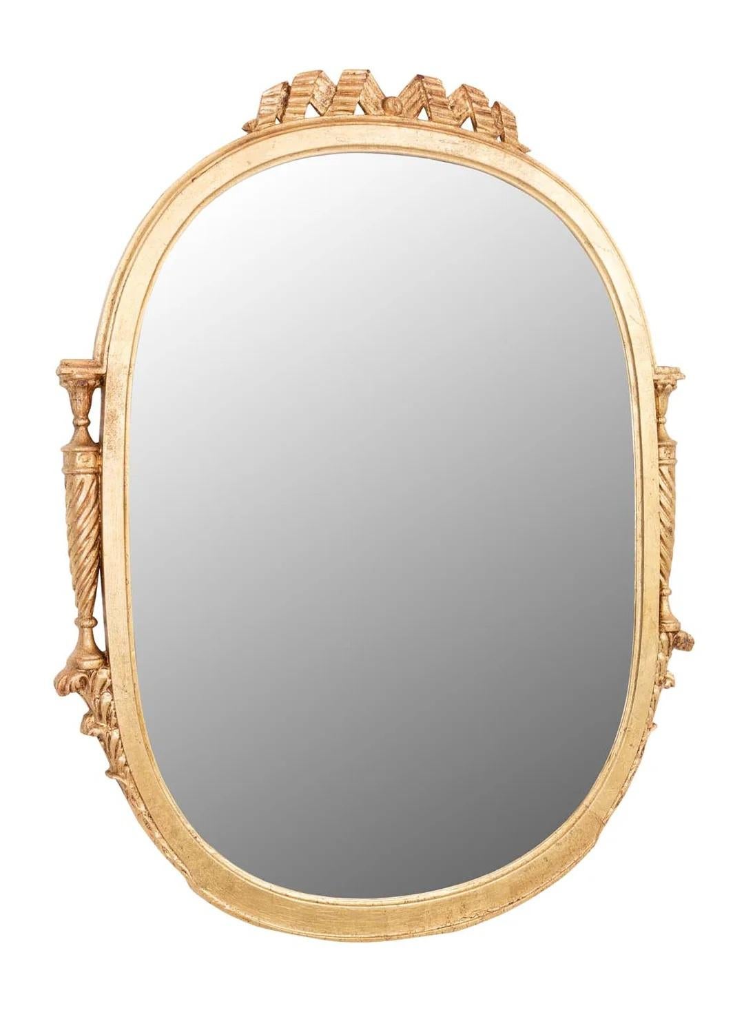 Miroir à bouclier doré dans le style Hollywood Regency. Circa 1930 Miroir et support d'origine avec fil de fer pour la suspension. Bon état général.