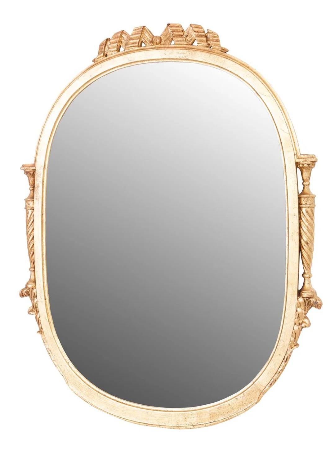 Hollywood Regency Miroir à bouclier doré en vente