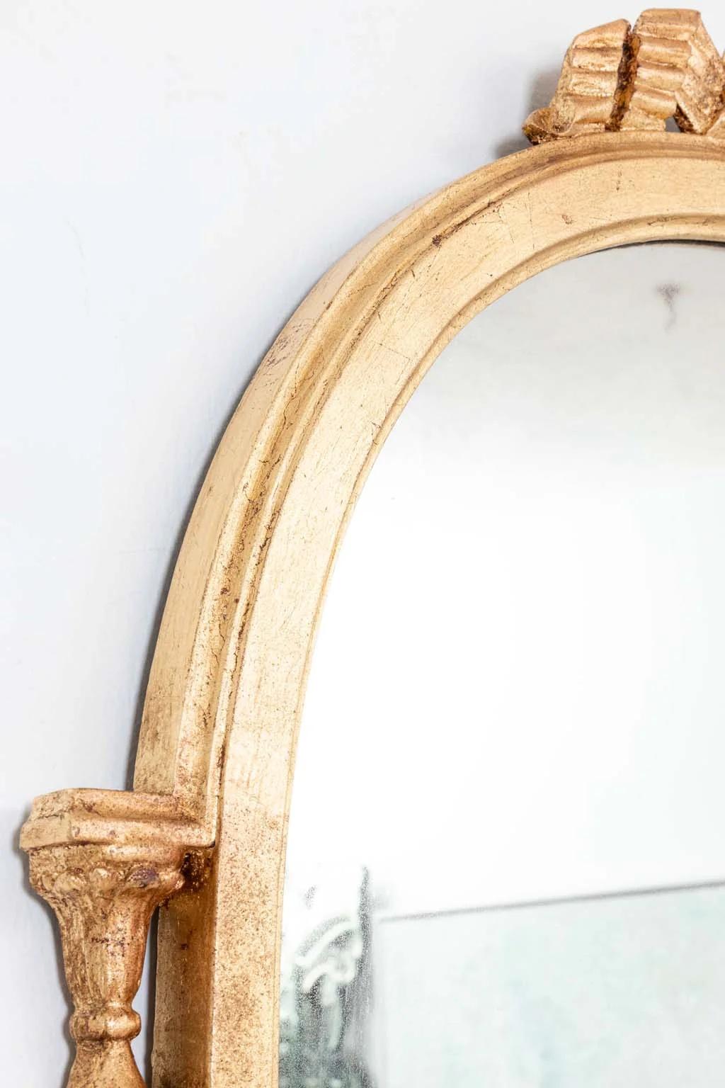 Nord-américain Miroir à bouclier doré en vente