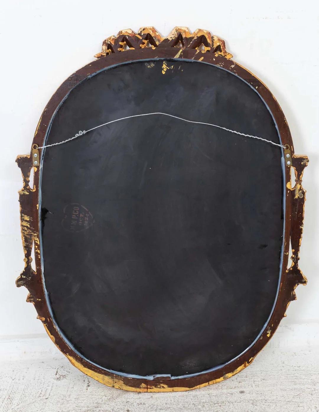 Miroir à bouclier doré en vente 1