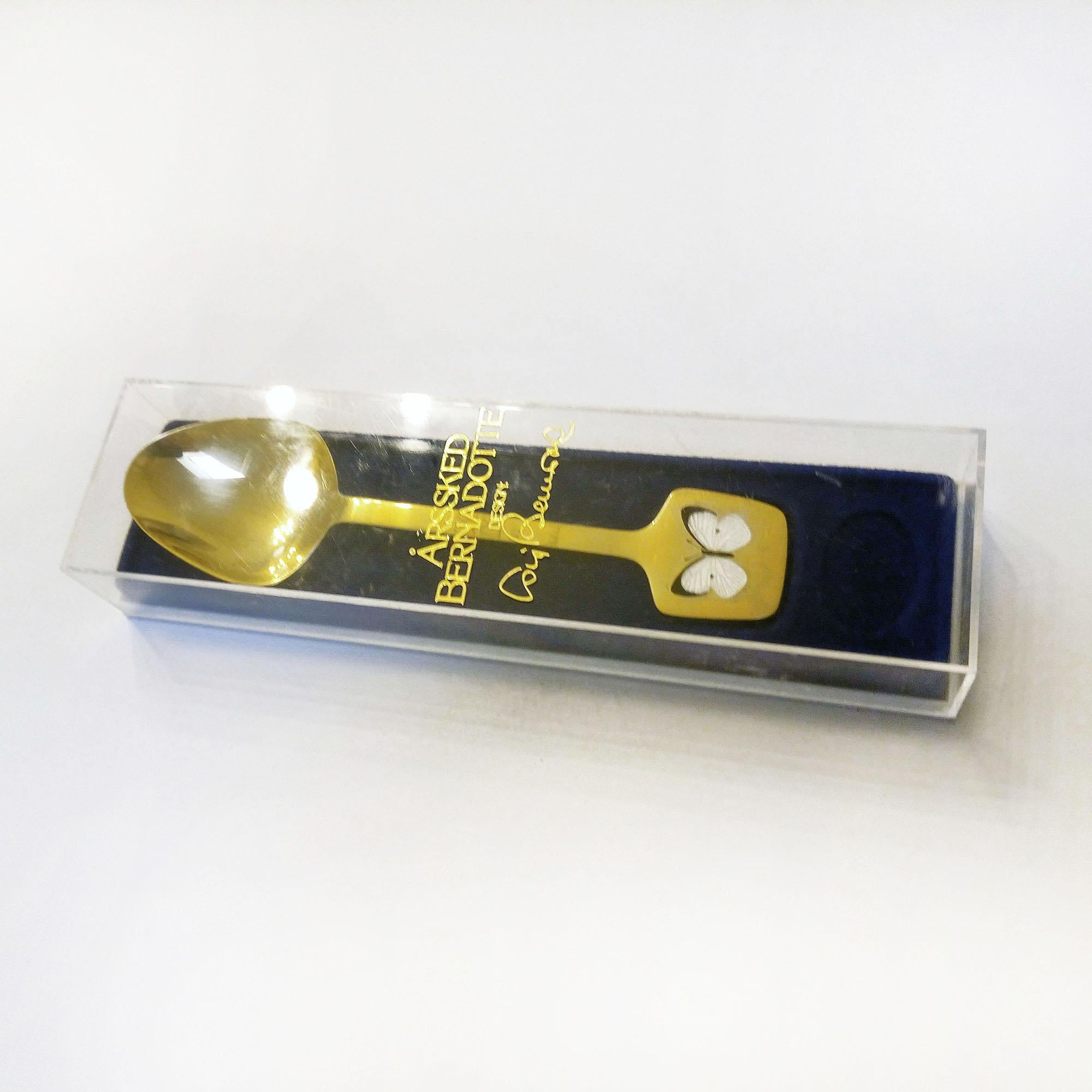Jahreslöffel, 1978, Design Bernadotte, in Originalverpackung.
Vergoldetes Sterlingsilber mit emailliertem Schmetterlingsdekor.
Jeweils auf der Rückseite 
