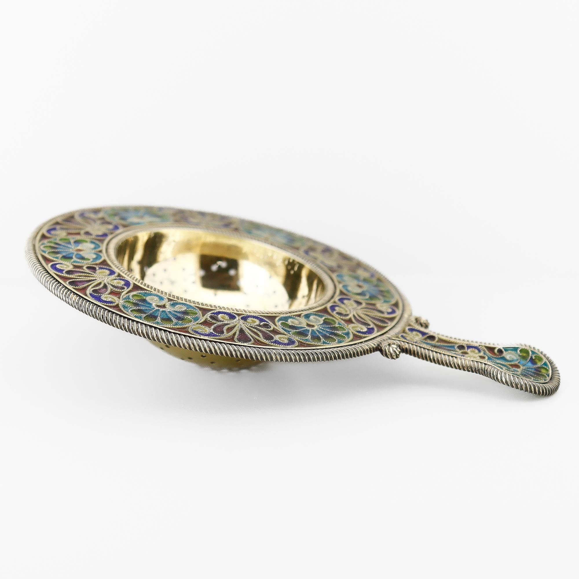 Passoire à thé en argent doré et émail polychrome Plique A Jour (Stained Glass) en vente 7