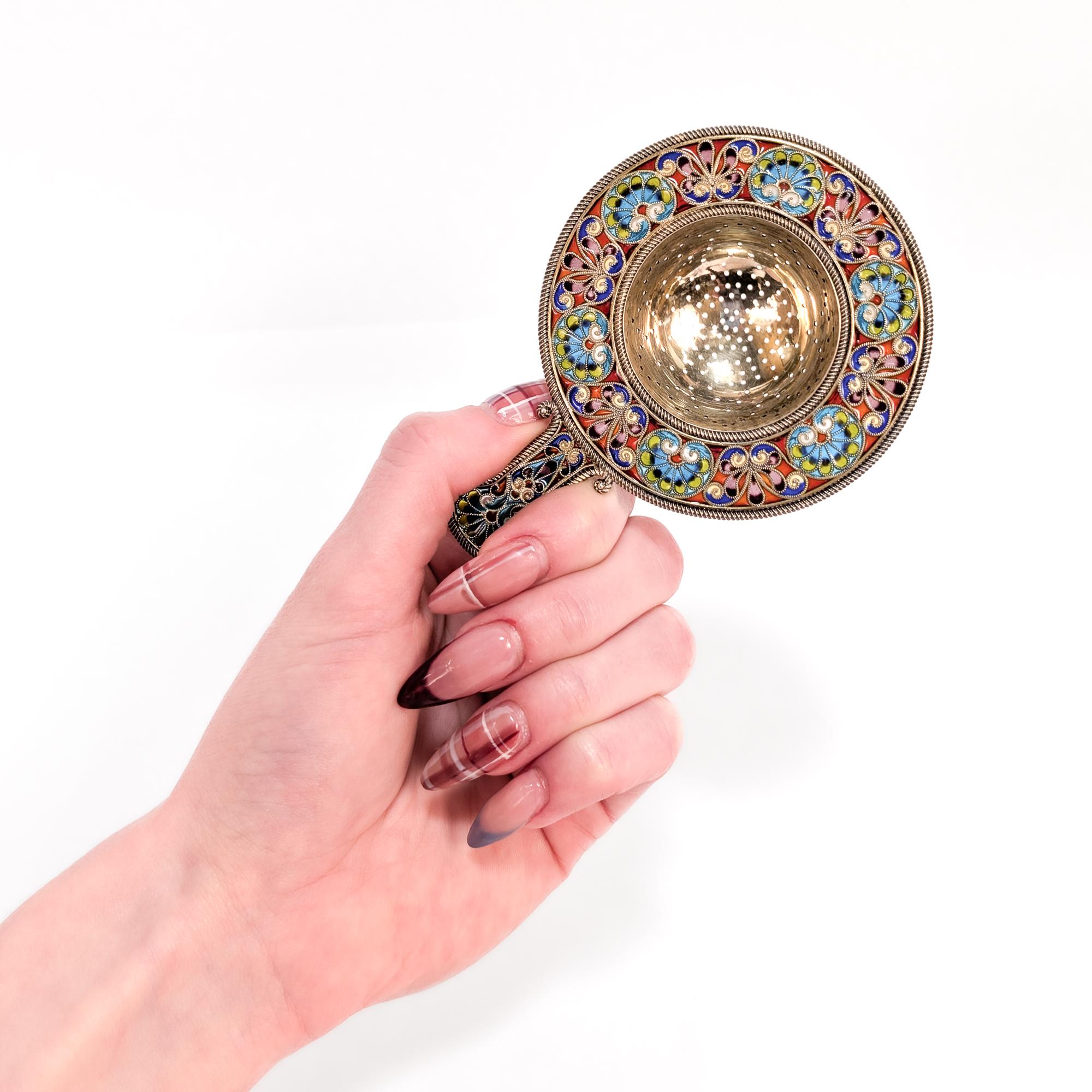 Rare passoire à thé en argent et en émail.

En argent doré.

Avec des alvéoles émaillées multicolores en plique a jour sur l'ensemble de la pièce.

Crée un magnifique effet de polychromie et de vitrail.

Aucun signe de finesse ou de