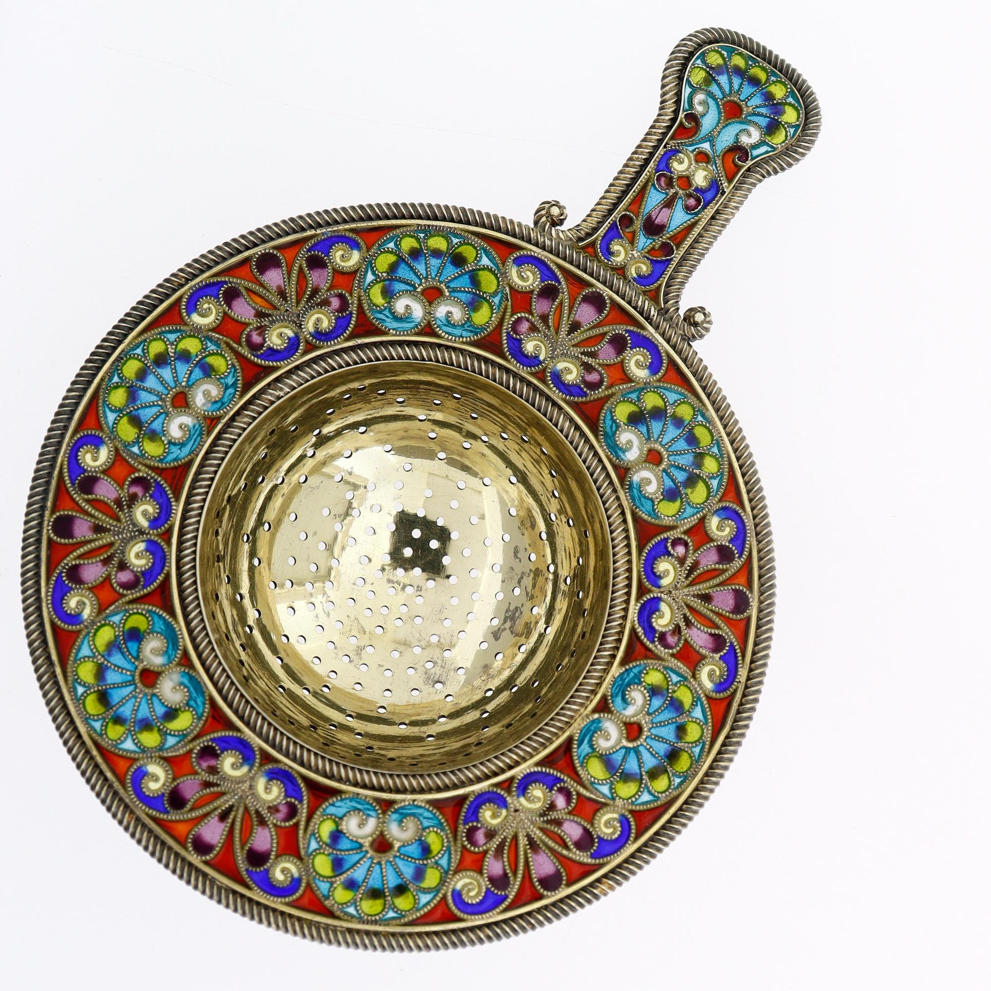 Art nouveau Passoire à thé en argent doré et émail polychrome Plique A Jour (Stained Glass) en vente