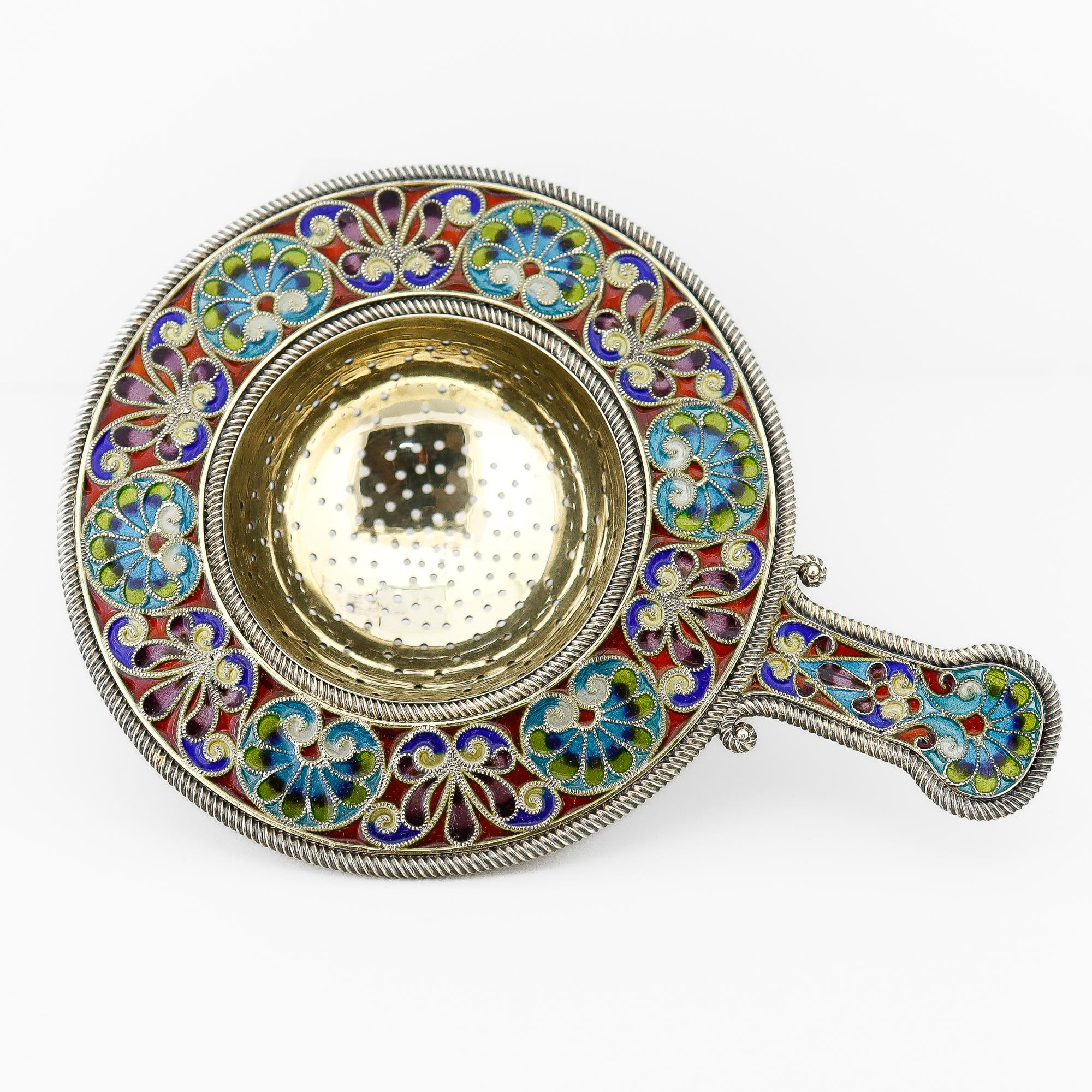 Passoire à thé en argent doré et émail polychrome Plique A Jour (Stained Glass) en vente 2