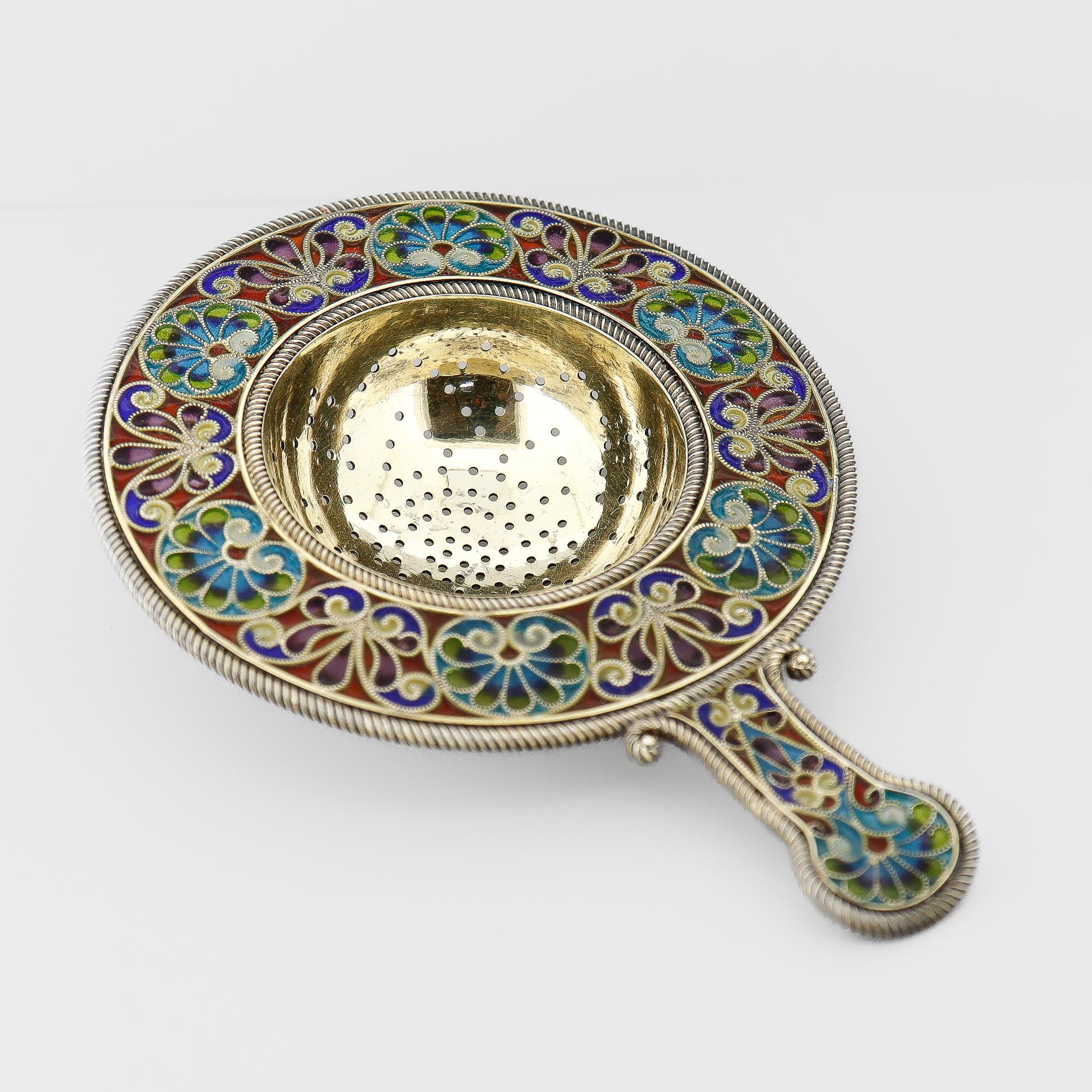 Passoire à thé en argent doré et émail polychrome Plique A Jour (Stained Glass) en vente 3