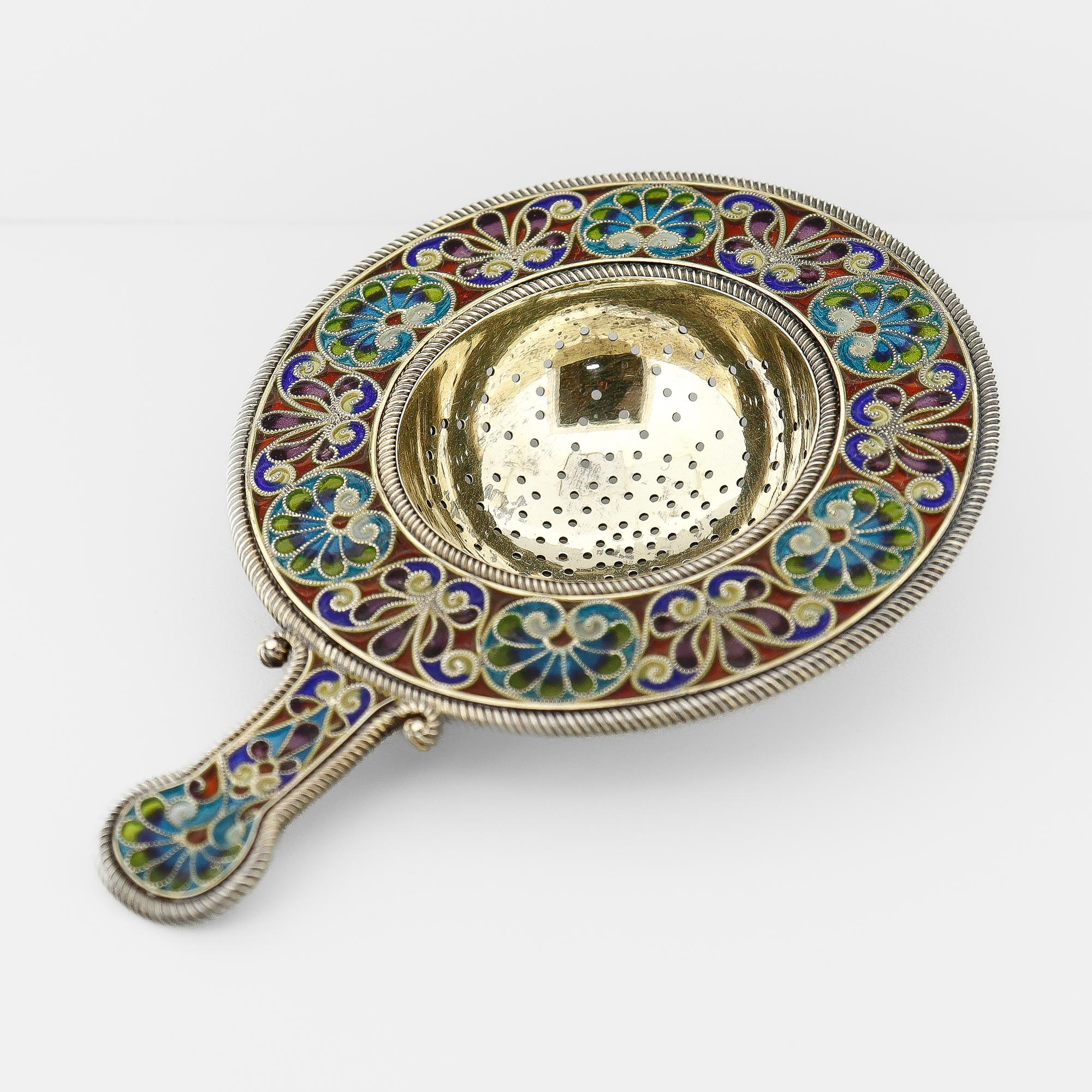 Passoire à thé en argent doré et émail polychrome Plique A Jour (Stained Glass) en vente 4