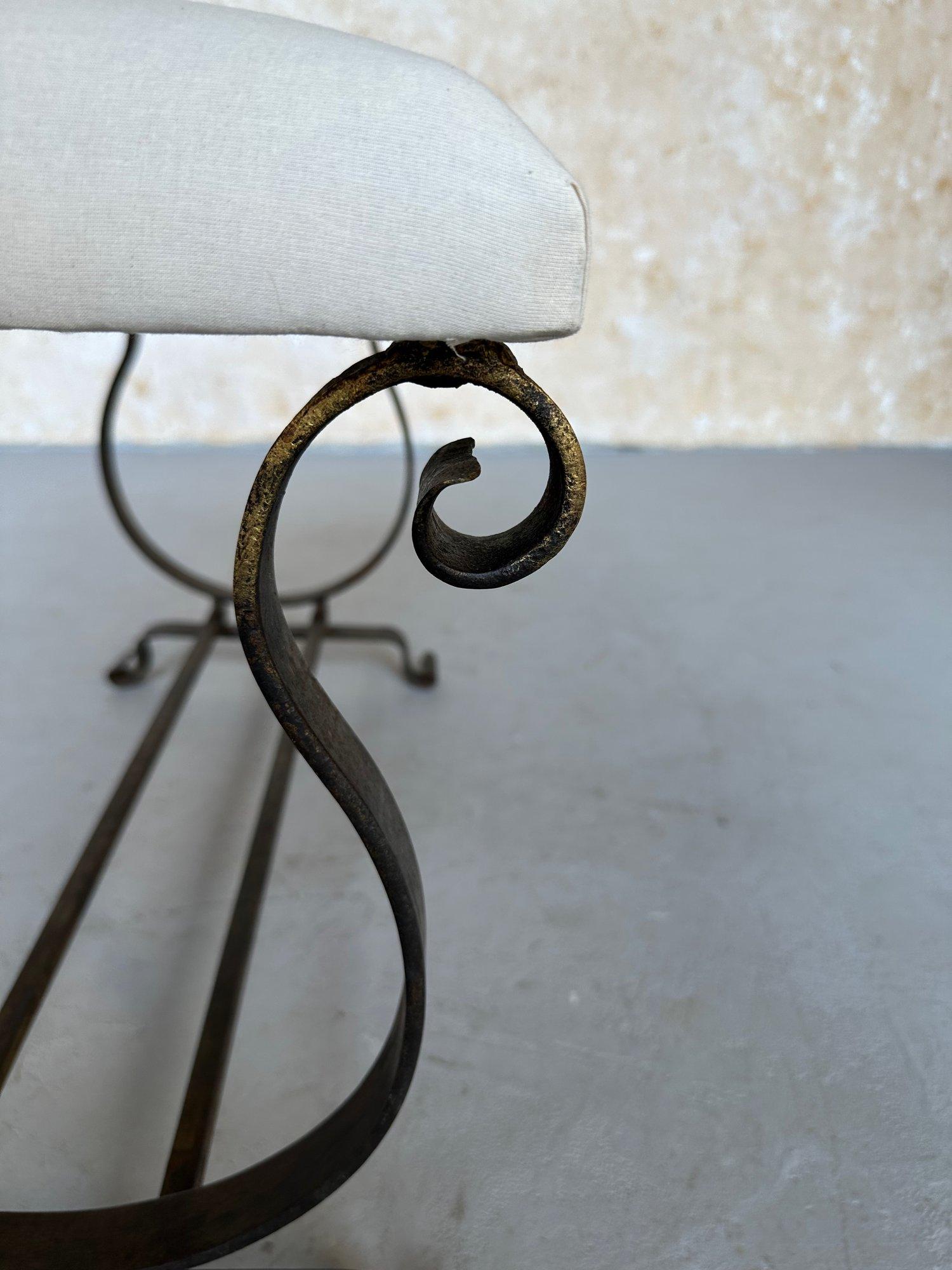 Banc espagnol doré avec base en forme de lyre en vente 3
