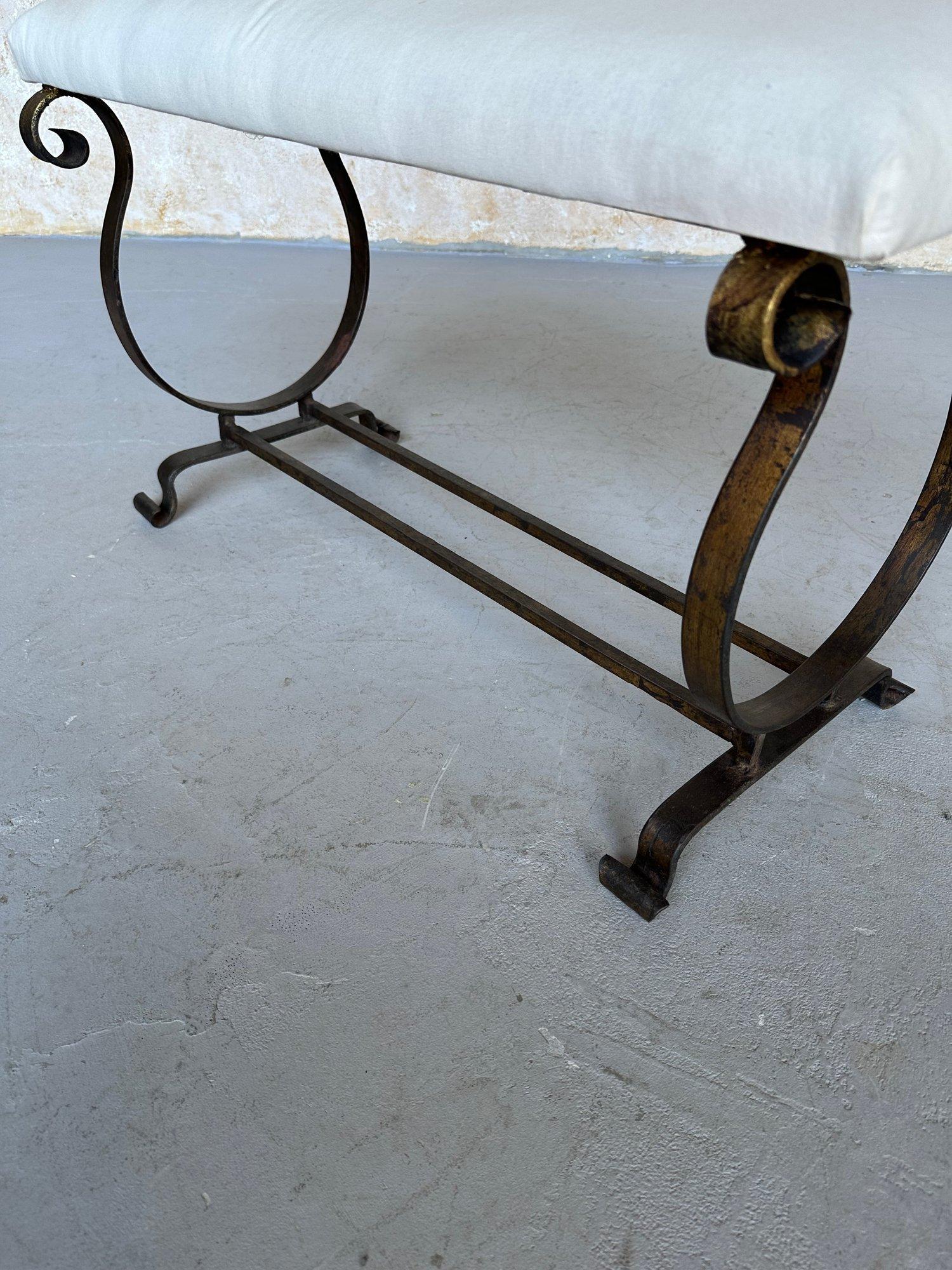 Banc espagnol doré avec base en forme de lyre en vente 4