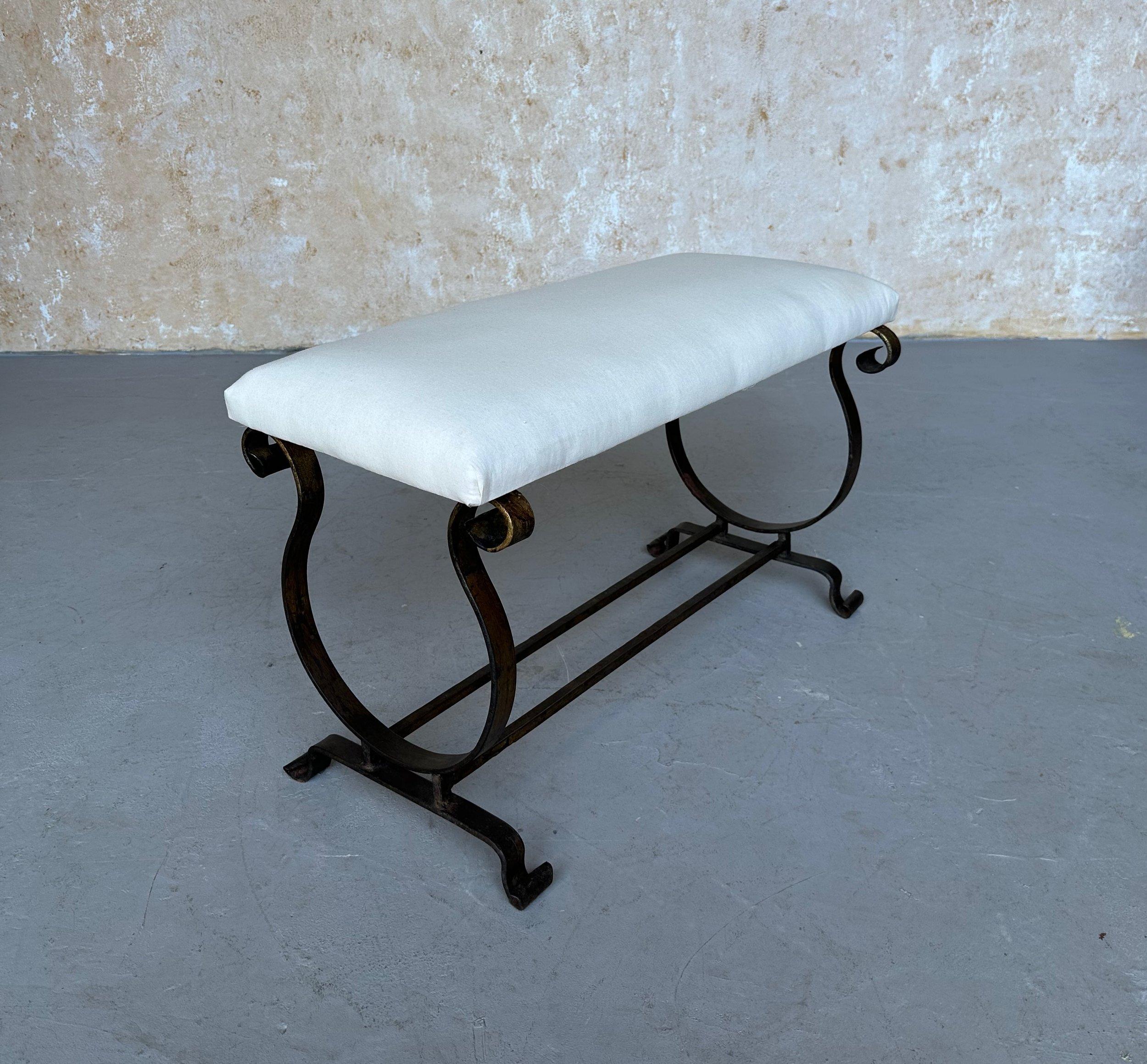 Doré Banc espagnol doré avec base en forme de lyre en vente
