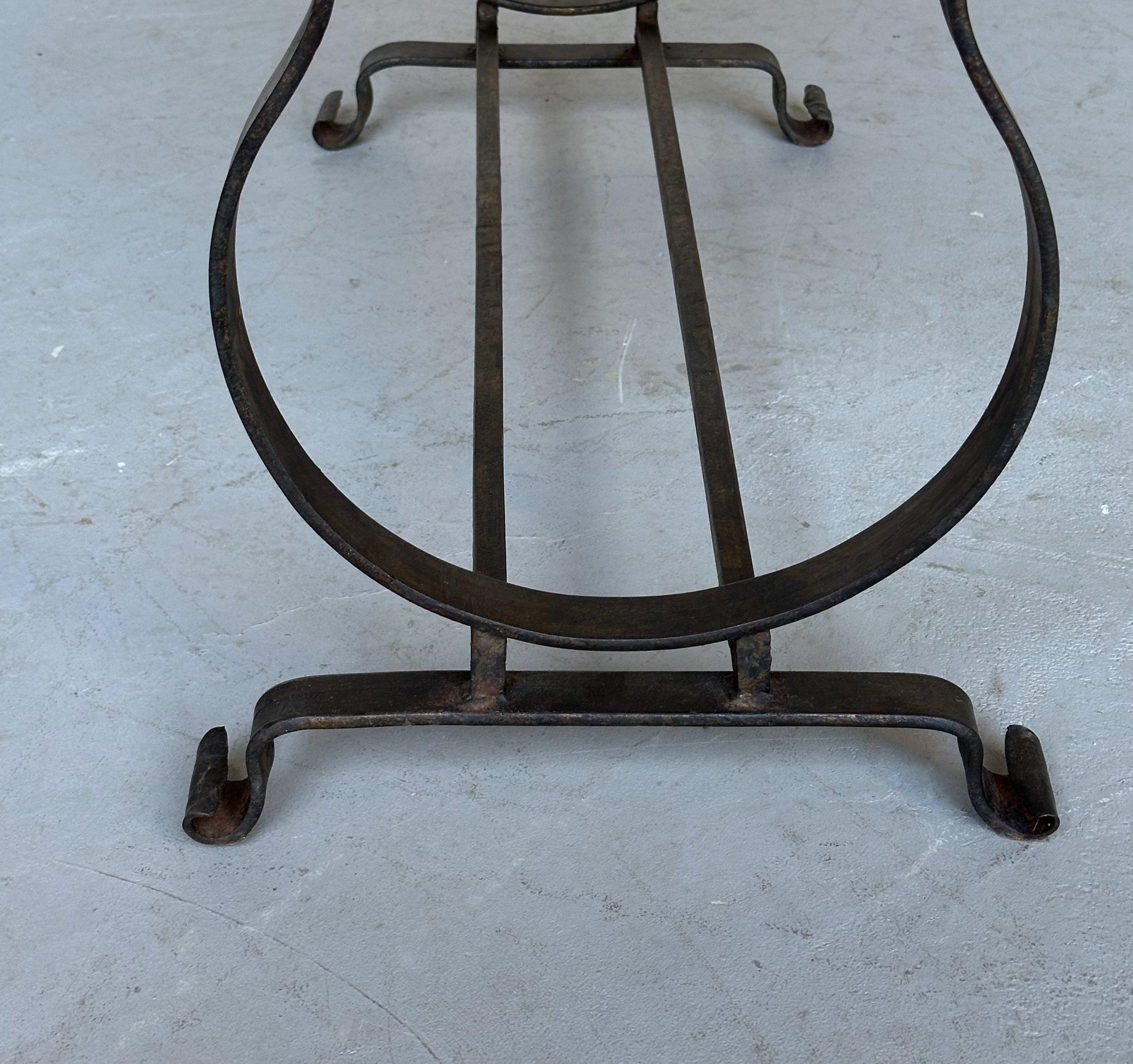 Banc espagnol doré avec base en forme de lyre Bon état - En vente à Buchanan, NY