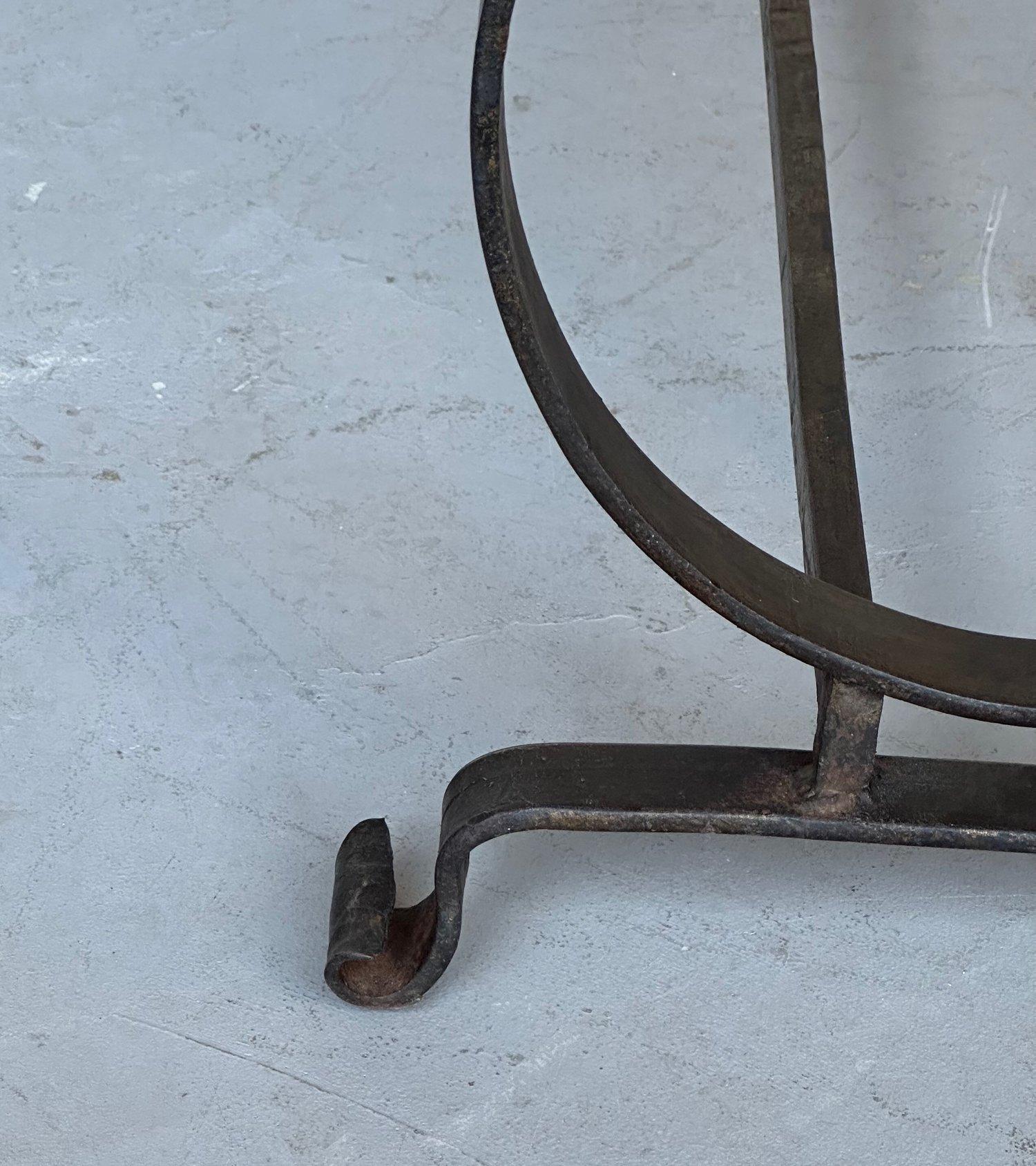 Fer Banc espagnol doré avec base en forme de lyre en vente