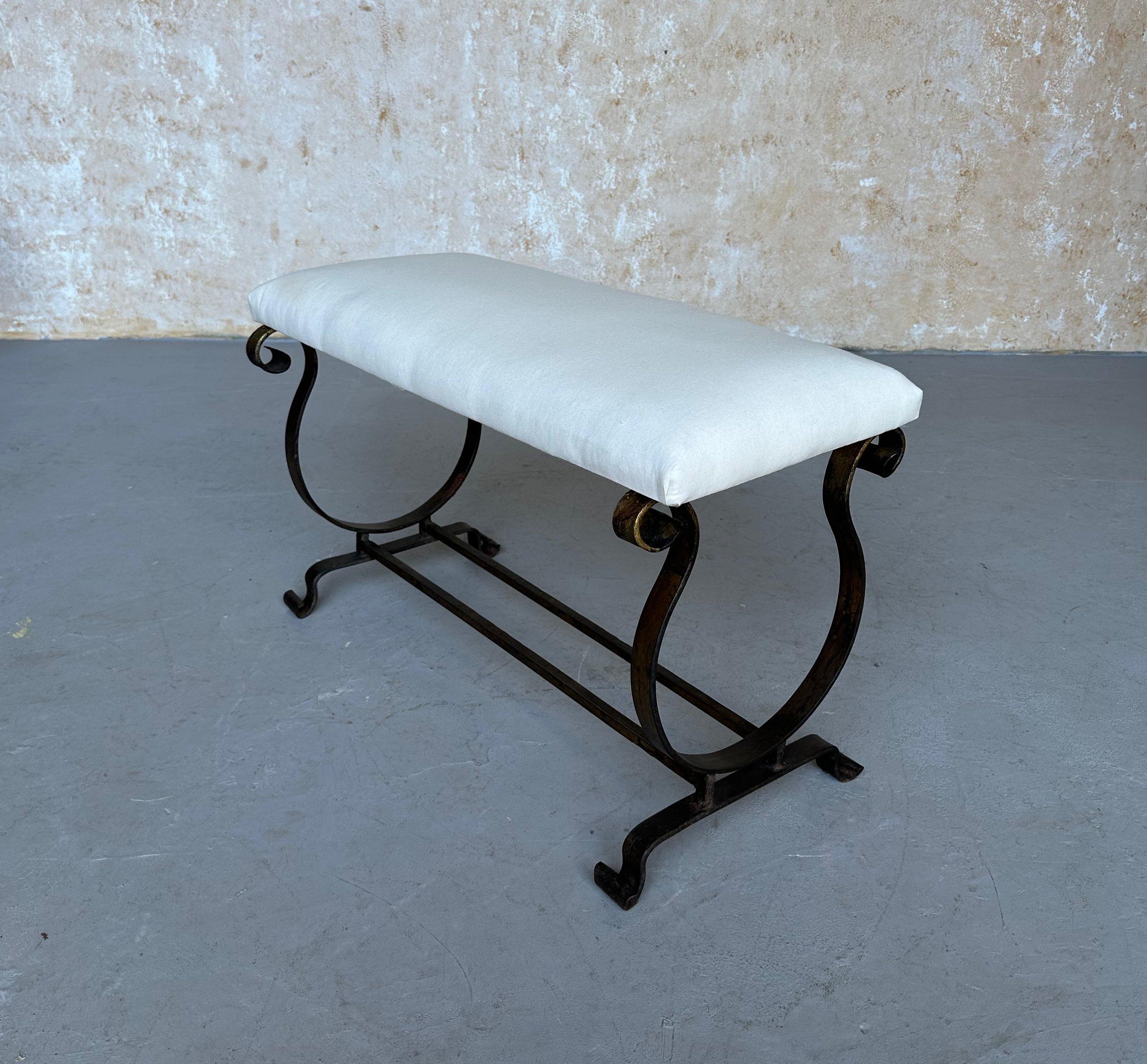 Banc espagnol doré avec base en forme de lyre en vente 1