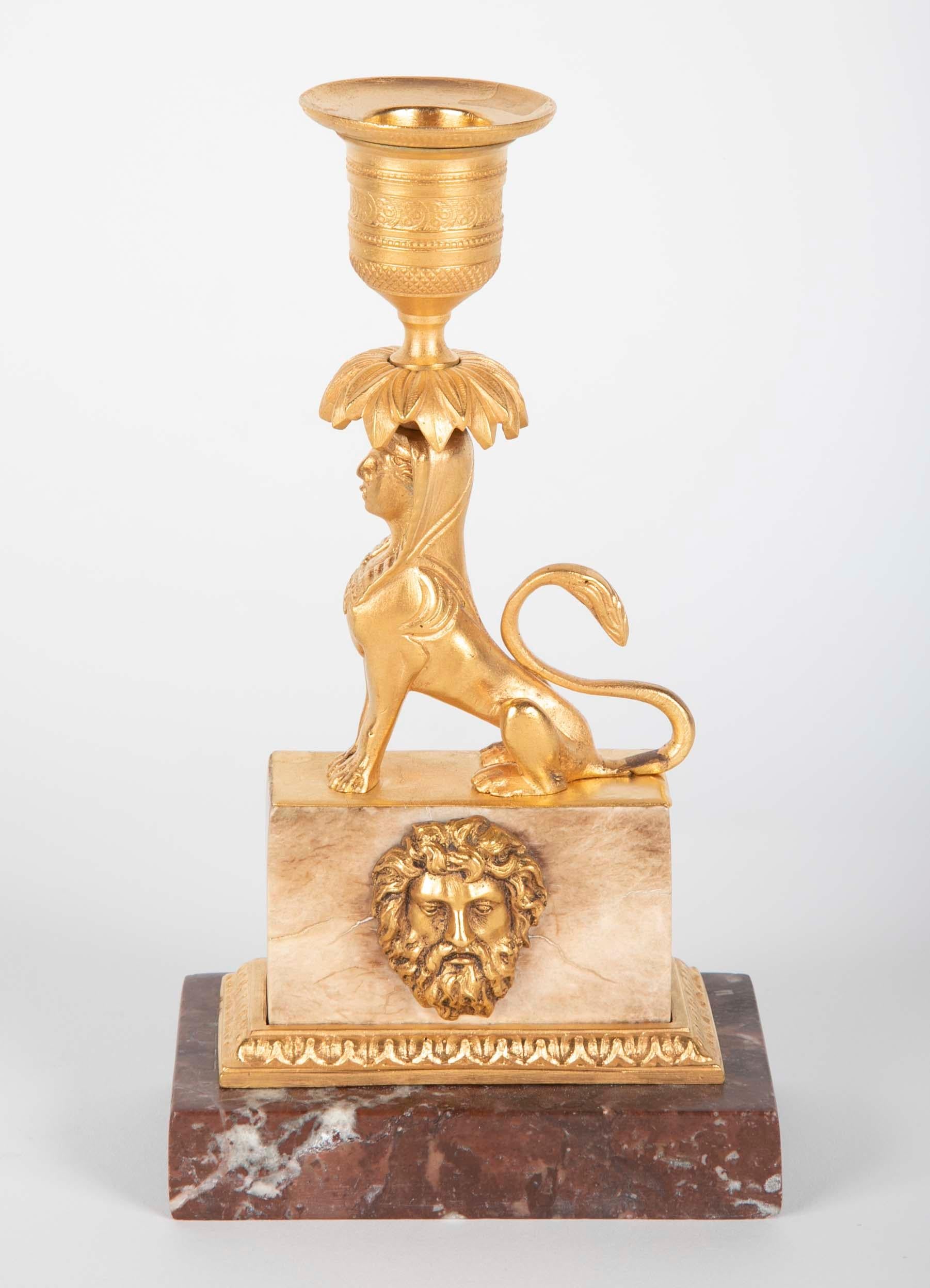 Vergoldeter Bronzeleuchter auf gestuftem Marmorsockel mit vergoldetem Bonzegesicht einer klassischen Figur.