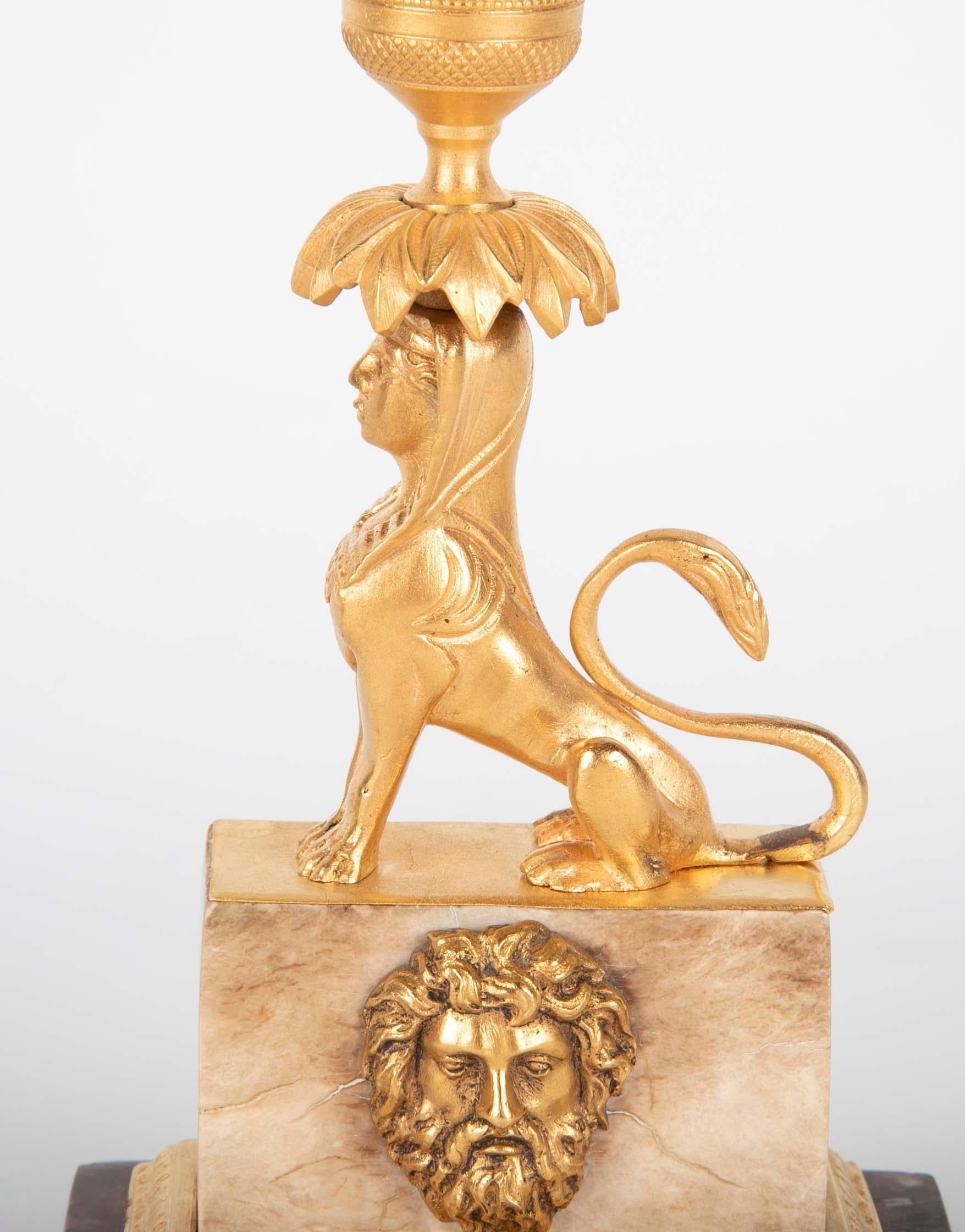 Vergoldeter Kerzenständer mit Sphinxmotiv auf einem gestuften Marmorsockel (Französisch) im Angebot