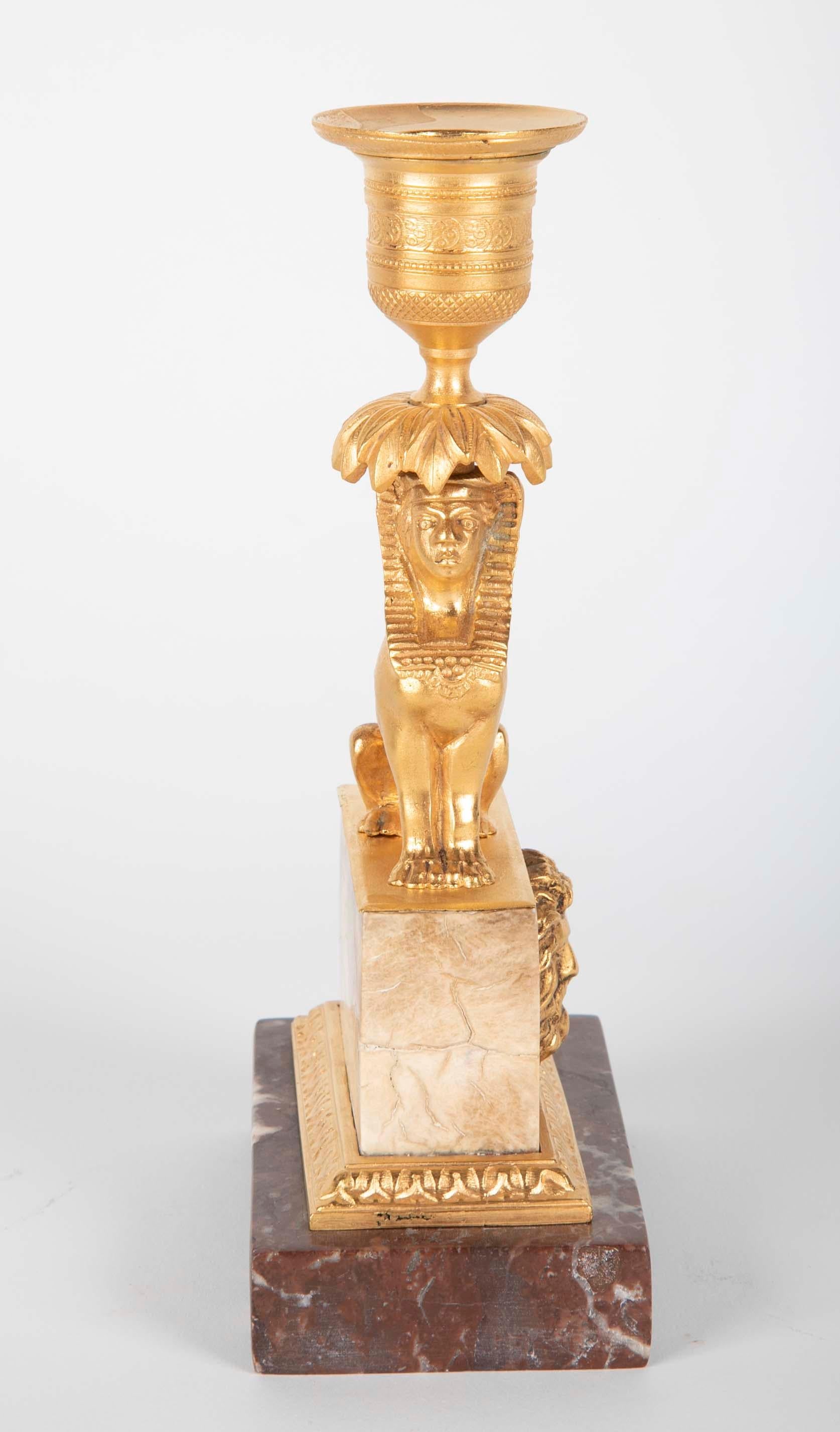Vergoldeter Kerzenständer mit Sphinxmotiv auf einem gestuften Marmorsockel (Spätes 19. Jahrhundert) im Angebot
