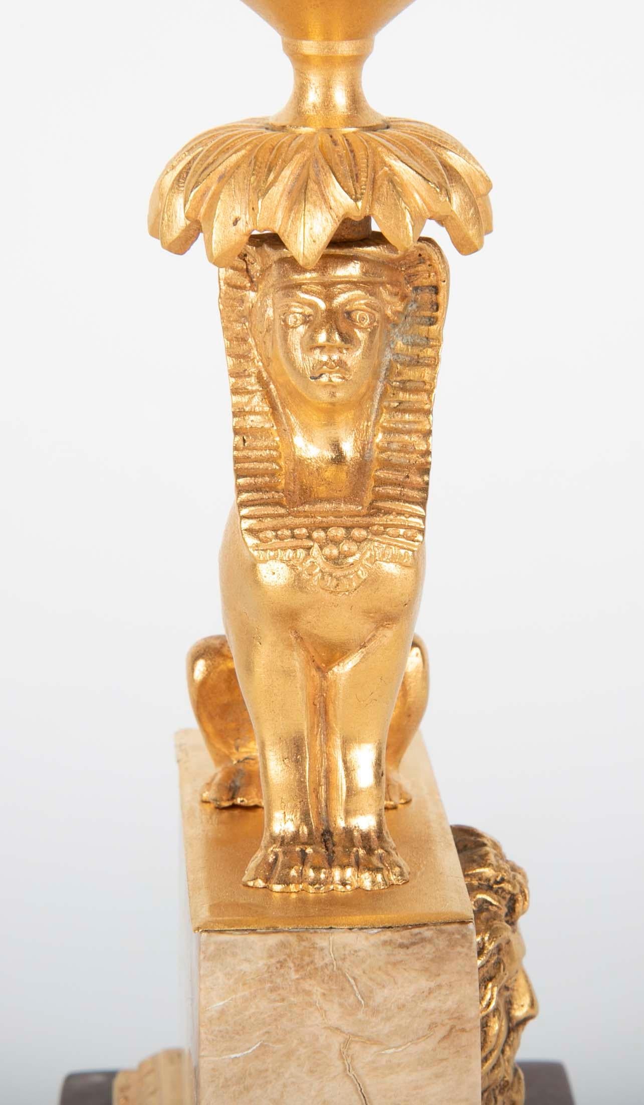 Vergoldeter Kerzenständer mit Sphinxmotiv auf einem gestuften Marmorsockel (Bronze) im Angebot