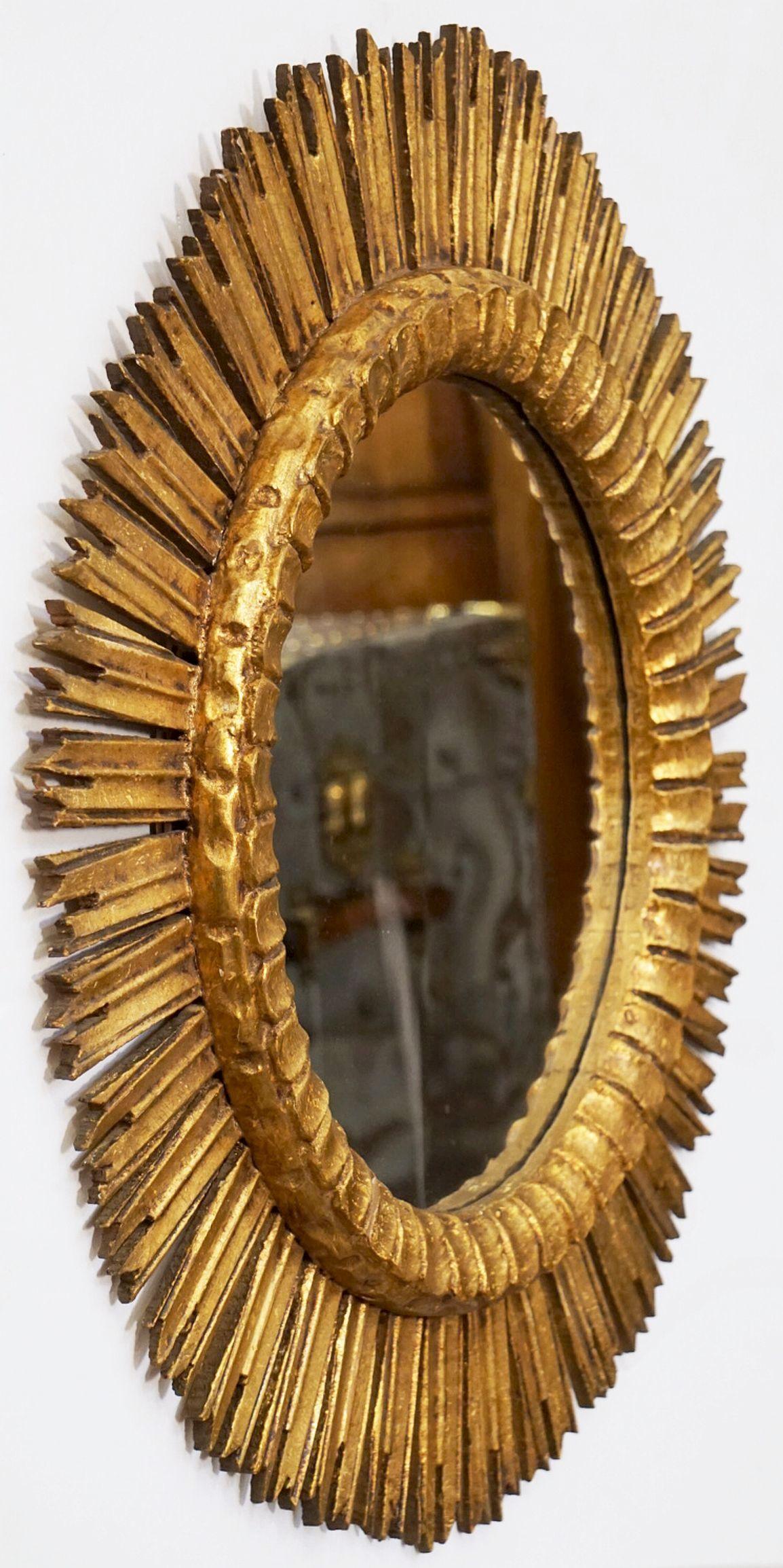 A lovely large French gilt sunburst (or starburst) mirror with round mirrored glass center in a moulded giltwood frame.

Diameter of 26 inches