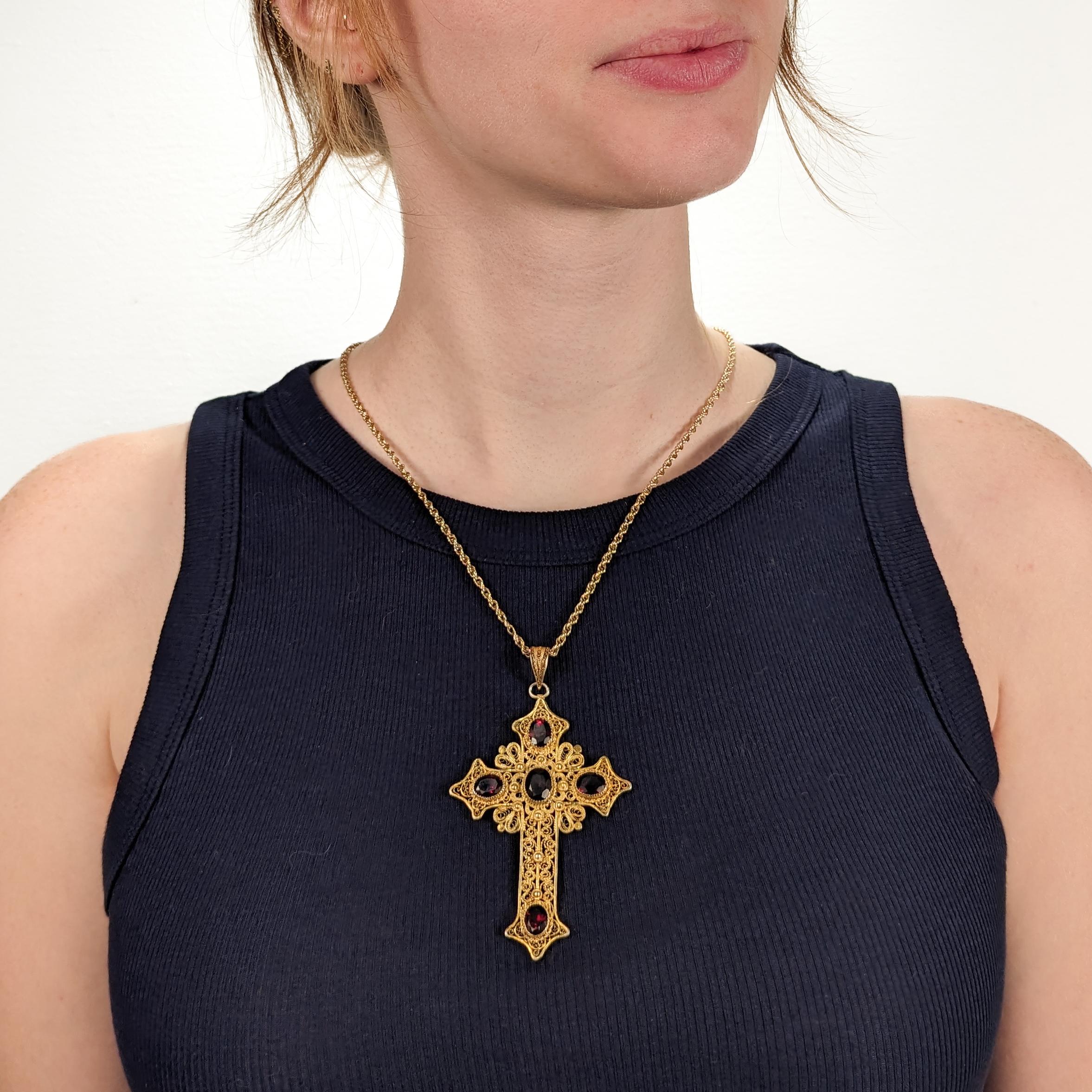 Una bella croce pendente.

In argento sterling dorato.

Lunetta incastonata con 5 gemme di granato di taglio ovale.

Fissato alla parte superiore con una cauzione e un anello a filo filigranato.

Una croce semplicemente meravigliosa!

Data:
20°