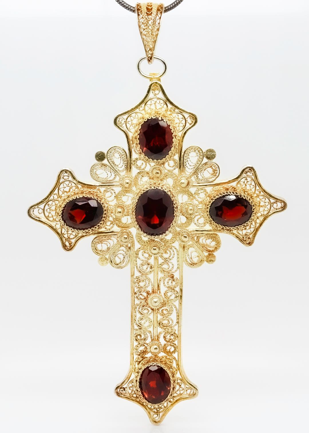 Gilt Sterling Silver Filigree Wire and Garnet Gemstone Pendant Cross In Good Condition For Sale In Philadelphia, PA