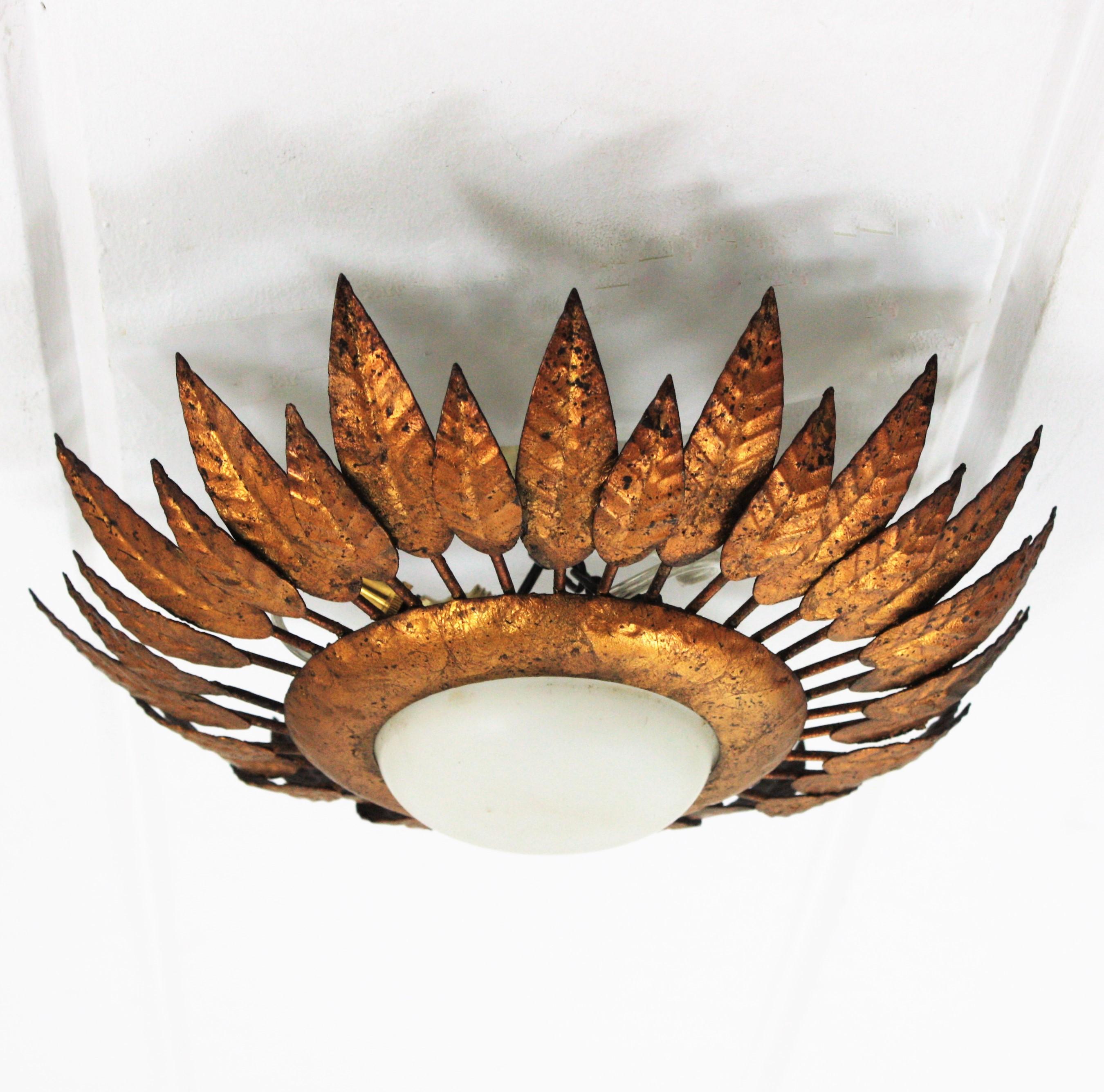 Vergoldete Sonnenschliff-Leuchte aus Eisen und Milchglas, Frankreich 1950 im Angebot 1