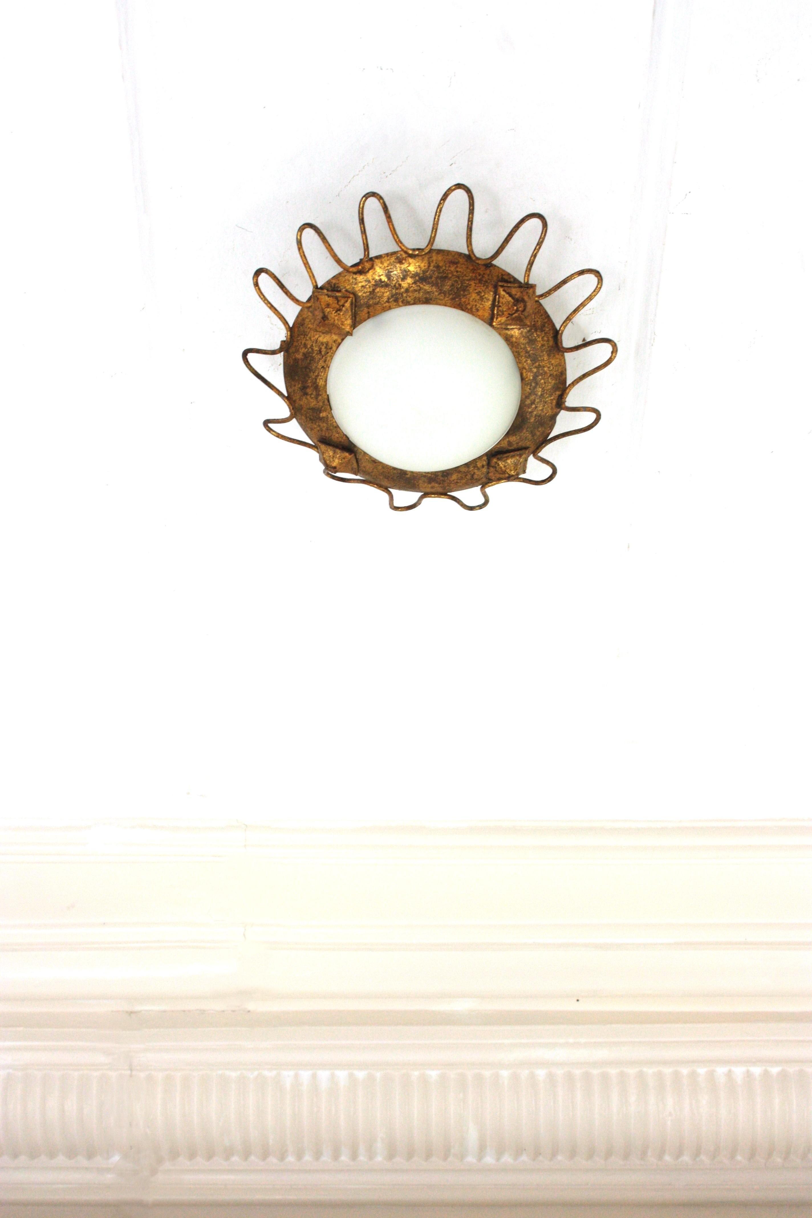 Sonnenschliff-Leuchte aus vergoldetem Eisen und Milchglas, Schleifendetails (Metall) im Angebot