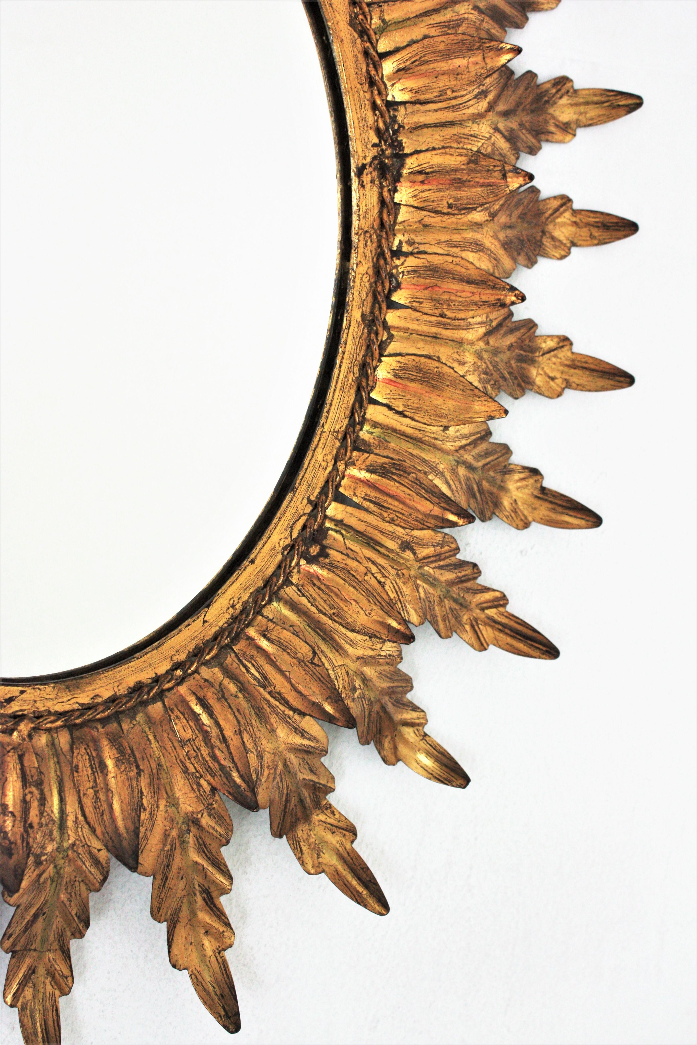 Miroir ovale doré Sunburst avec cadre feuillagé en vente 2