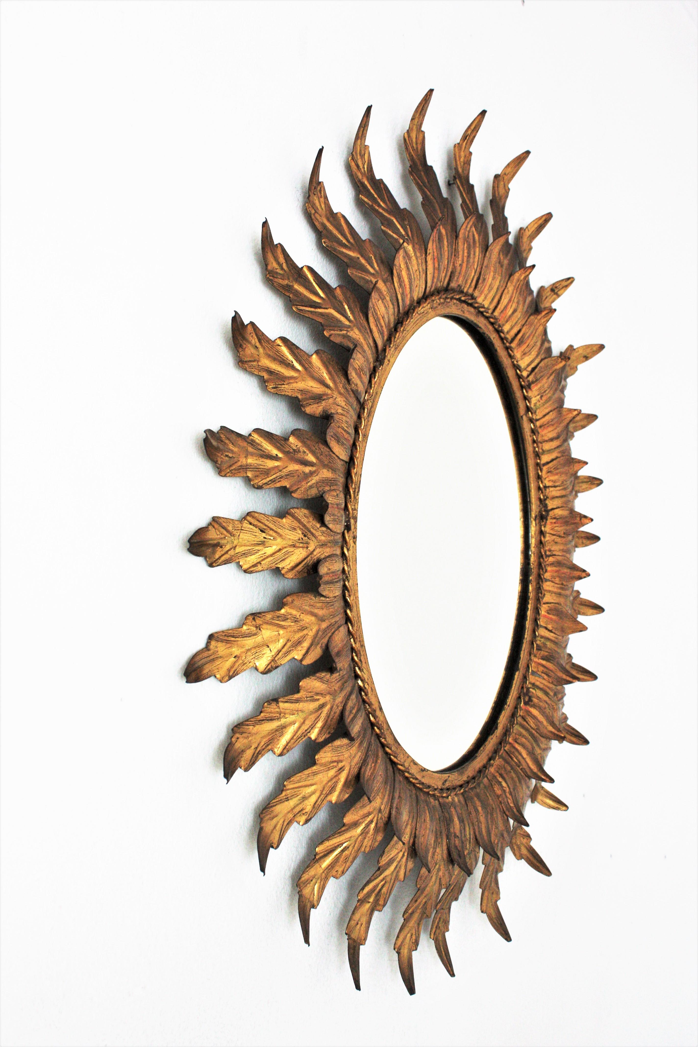 Français Miroir ovale doré Sunburst avec cadre feuillagé en vente