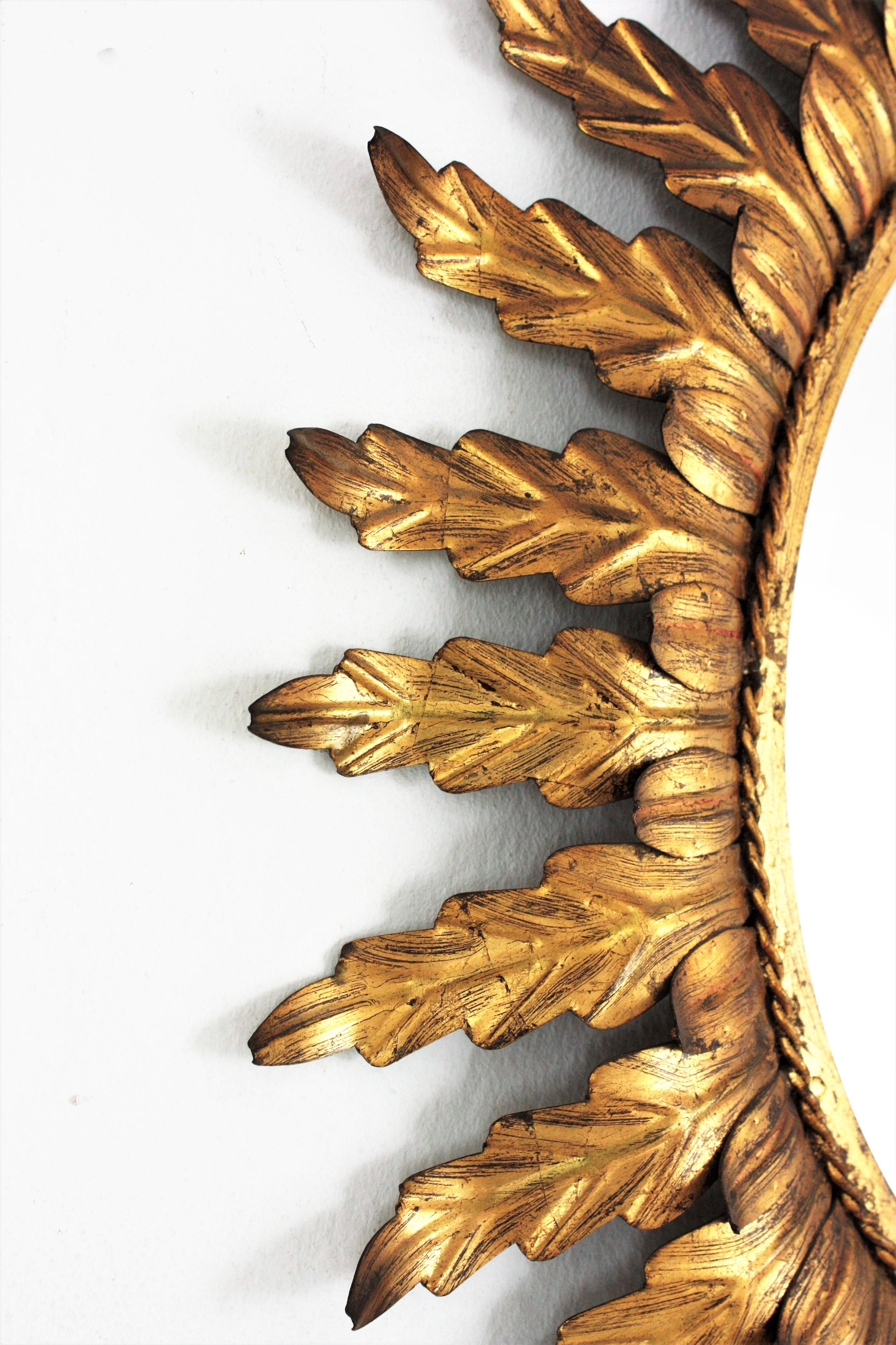 Fait main Miroir ovale doré Sunburst avec cadre feuillagé en vente