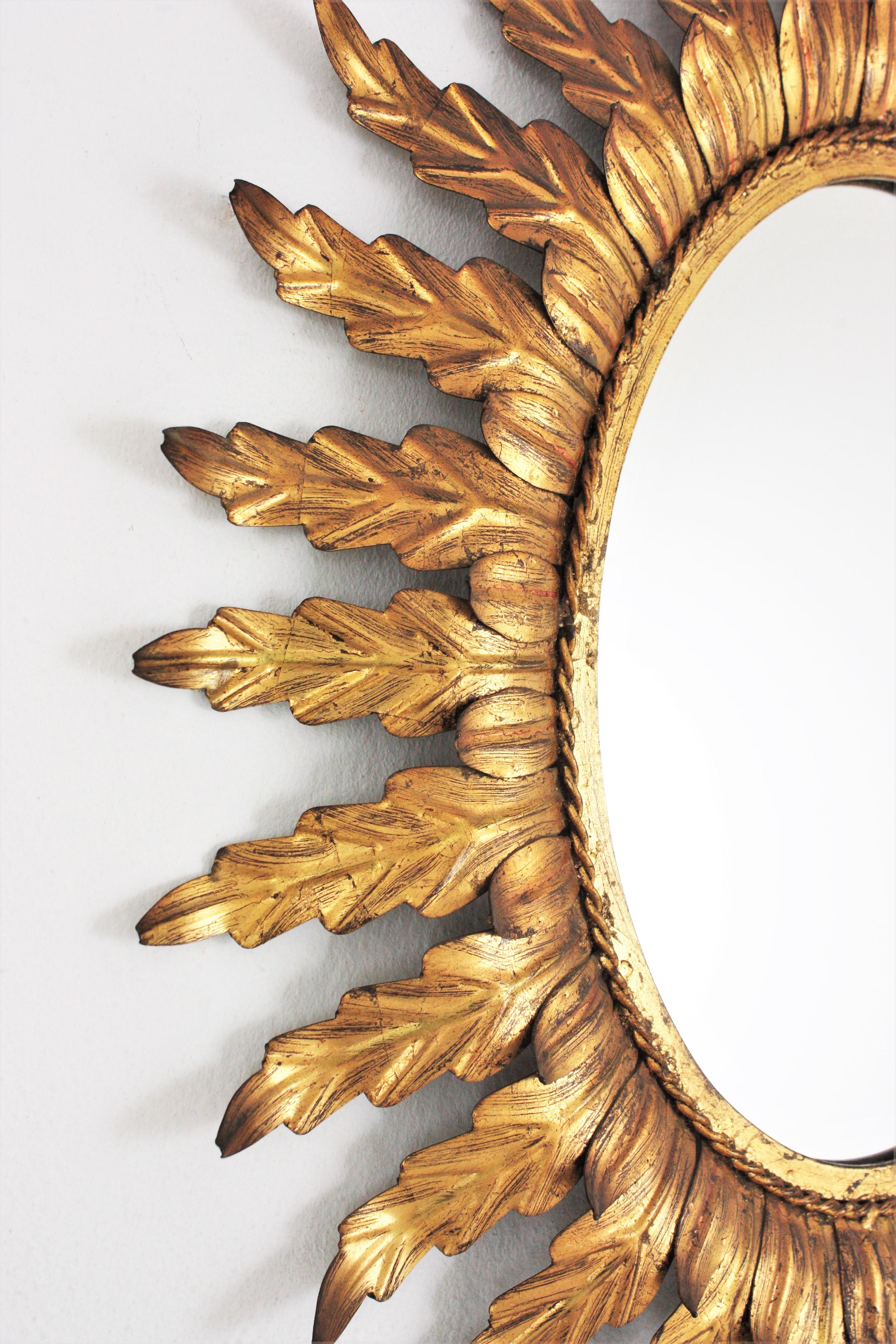 Miroir ovale doré Sunburst avec cadre feuillagé Bon état - En vente à Barcelona, ES
