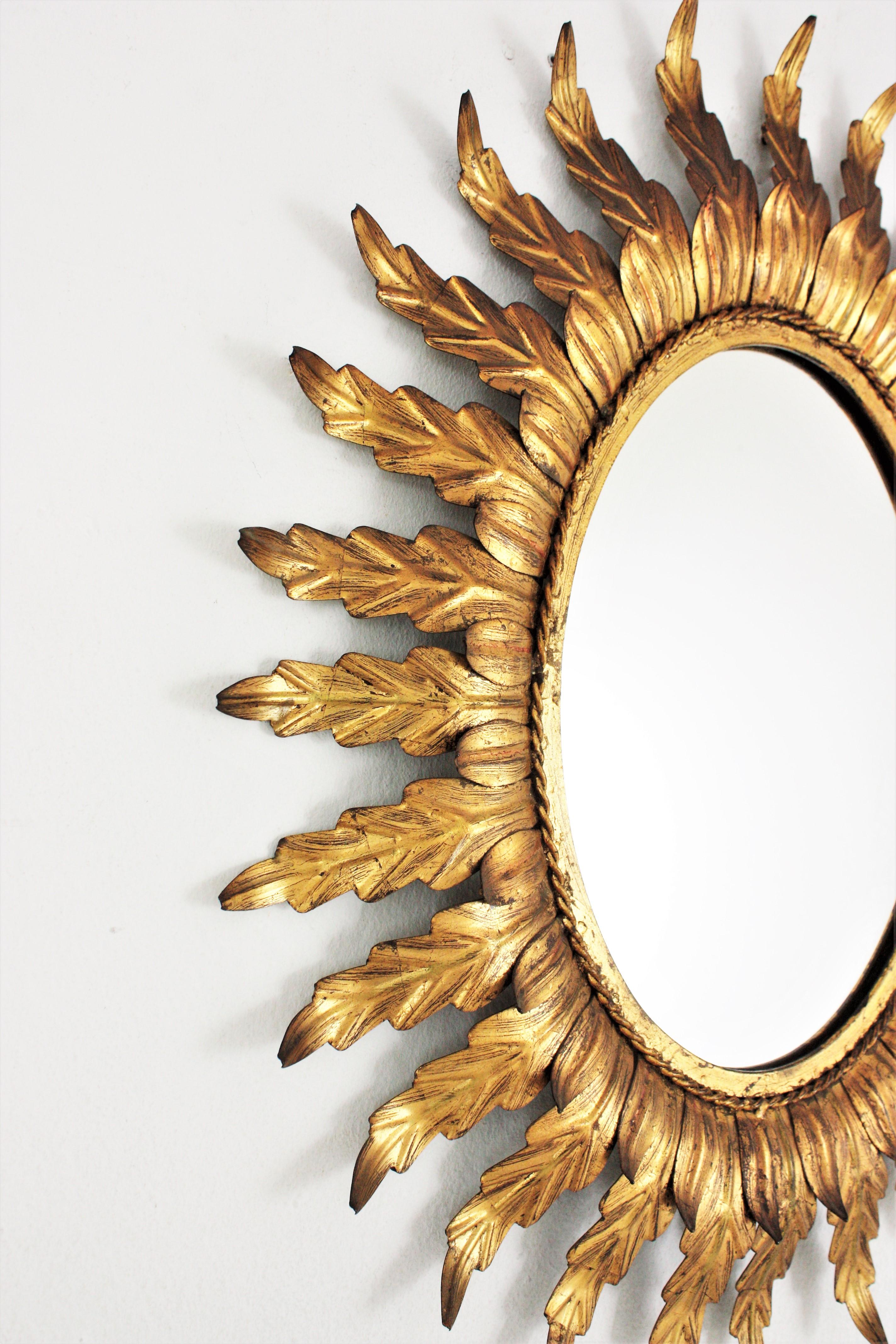 20ième siècle Miroir ovale doré Sunburst avec cadre feuillagé en vente