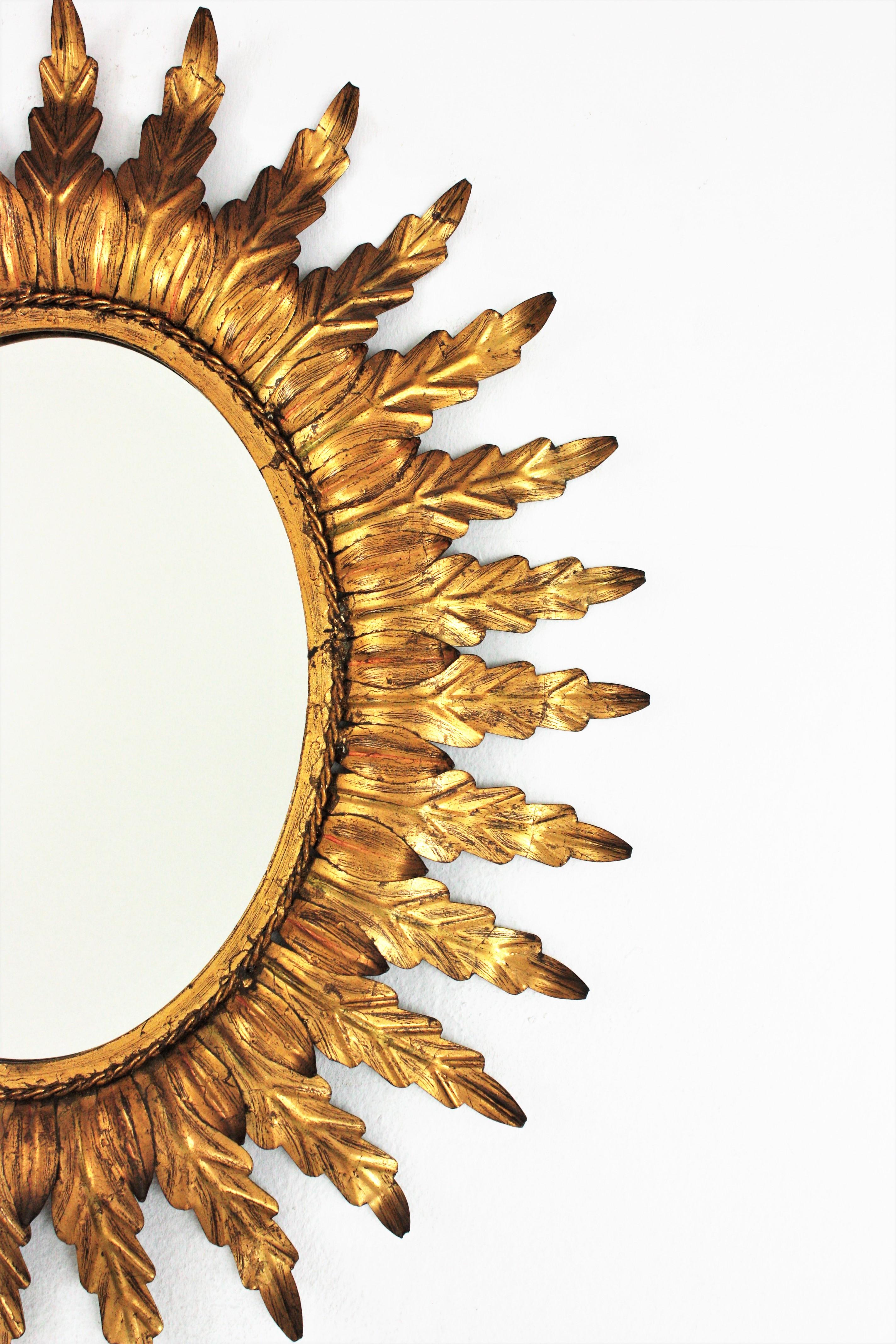 Métal Miroir ovale doré Sunburst avec cadre feuillagé en vente