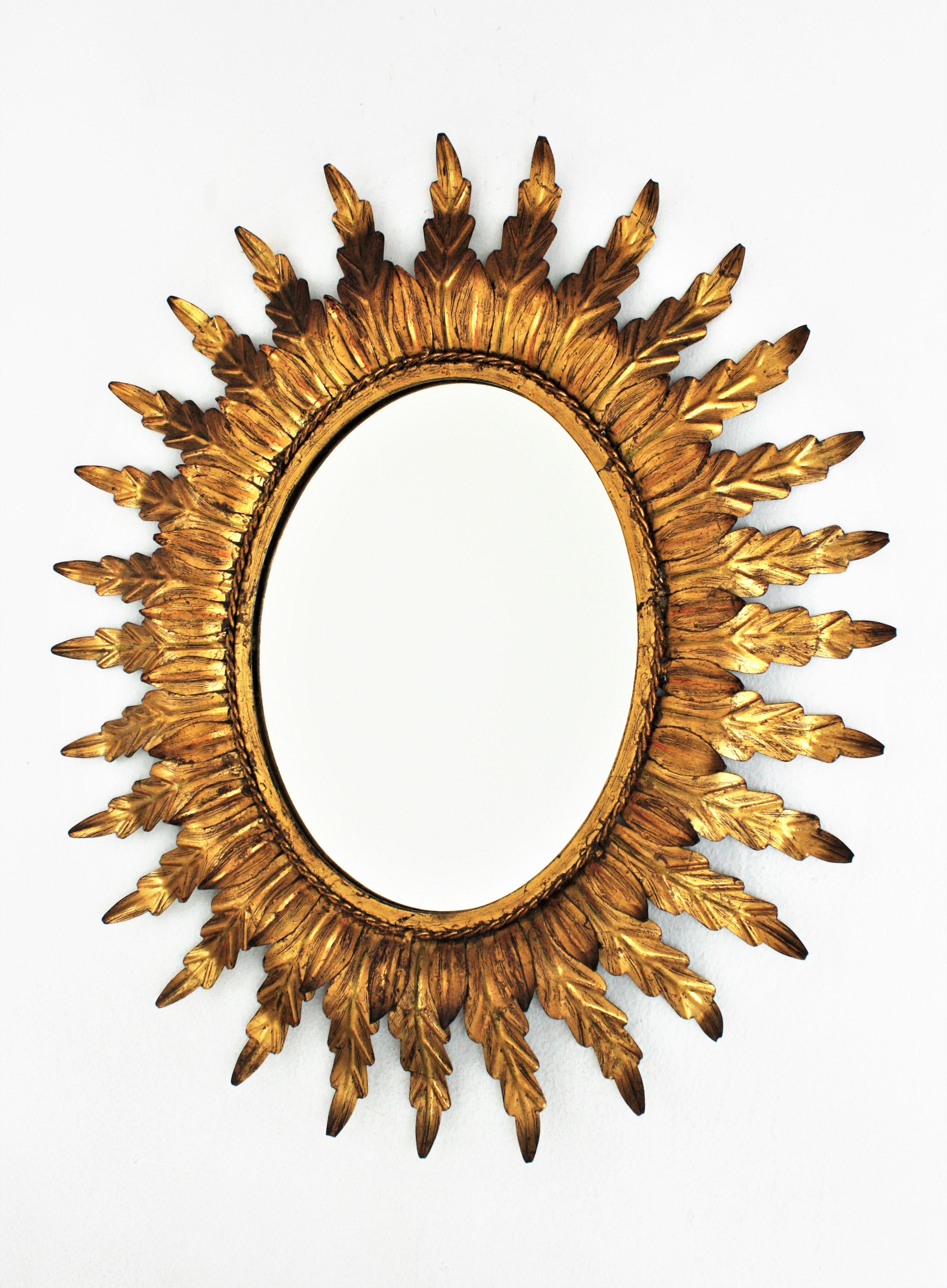 Miroir ovale doré Sunburst avec cadre feuillagé en vente 1