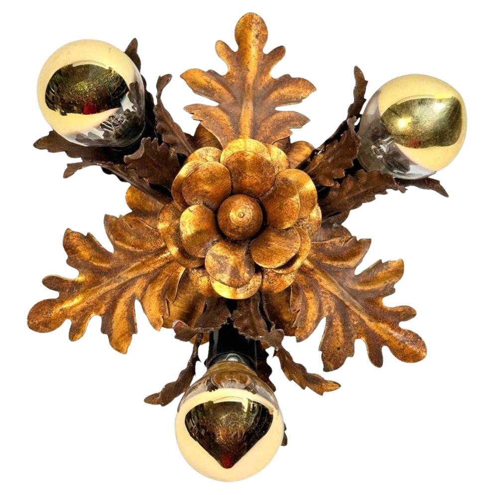 Ajoutez une touche d'opulence à votre intérieur avec ce charmant luminaire encastré. Parfaites feuilles et fleurs dorées pour rehausser la décoration d'une maison chic ou éclectique. Nous serions ravis de le voir suspendu dans une entrée, en guise