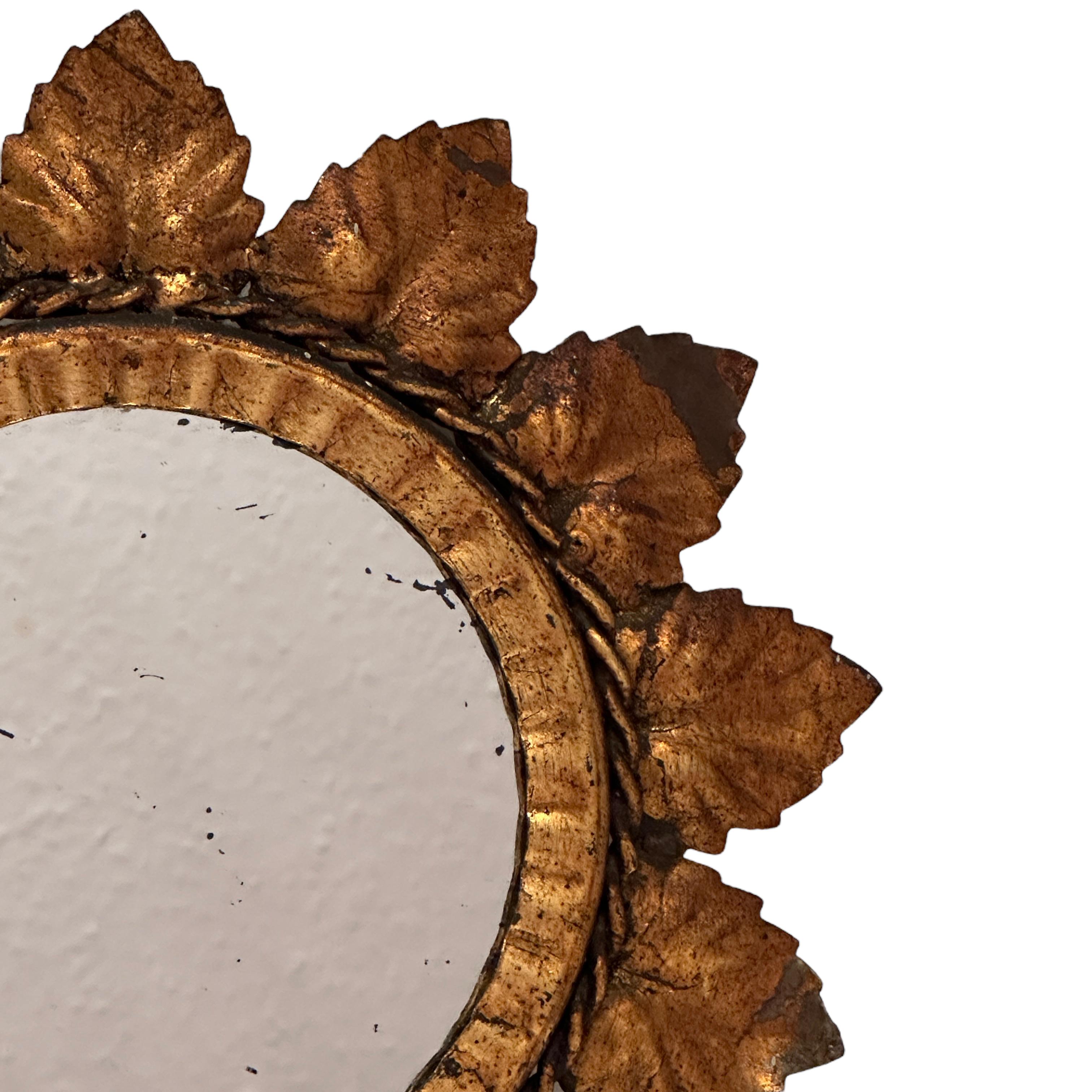 Gilt Vine Leaves Hollywood Regency Starburst Mirror, Toleware Tole 1960s Italy In Good Condition For Sale In Nuernberg, DE