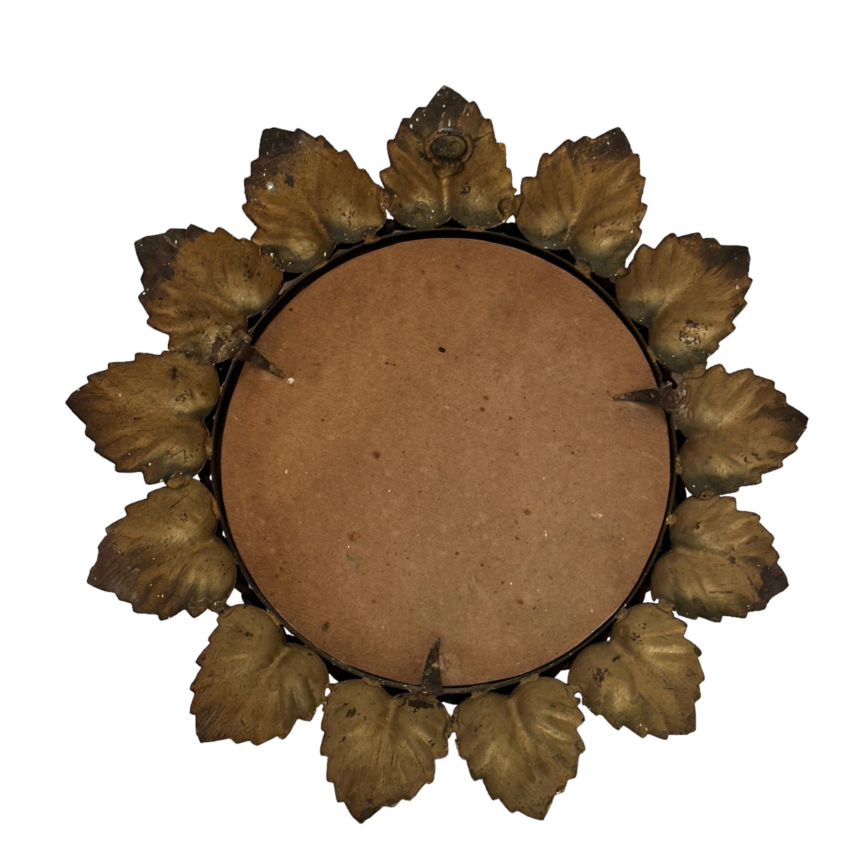 Metà XX secolo Specchio Hollywood Regency Starburst con foglie di vite dorate, Toleware Tole 1960s Italia in vendita